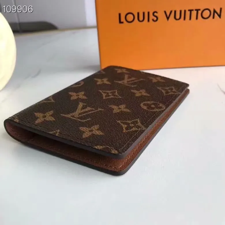 P100lv Wallet Coin Clip M60181 A must-have accessory for modern travelers, this coated canvas passport cover combines fashion and practicality. Equipped with four credit card slots and two convenient pockets for quick access to your passport. Dimensions: 10.0 x 14.0 x 2.5 cm ~