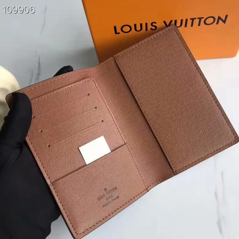 P100lv Wallet Coin Clip M60181 A must-have accessory for modern travelers, this coated canvas passport cover combines fashion and practicality. Equipped with four credit card slots and two convenient pockets for quick access to your passport. Dimensions: 10.0 x 14.0 x 2.5 cm ~