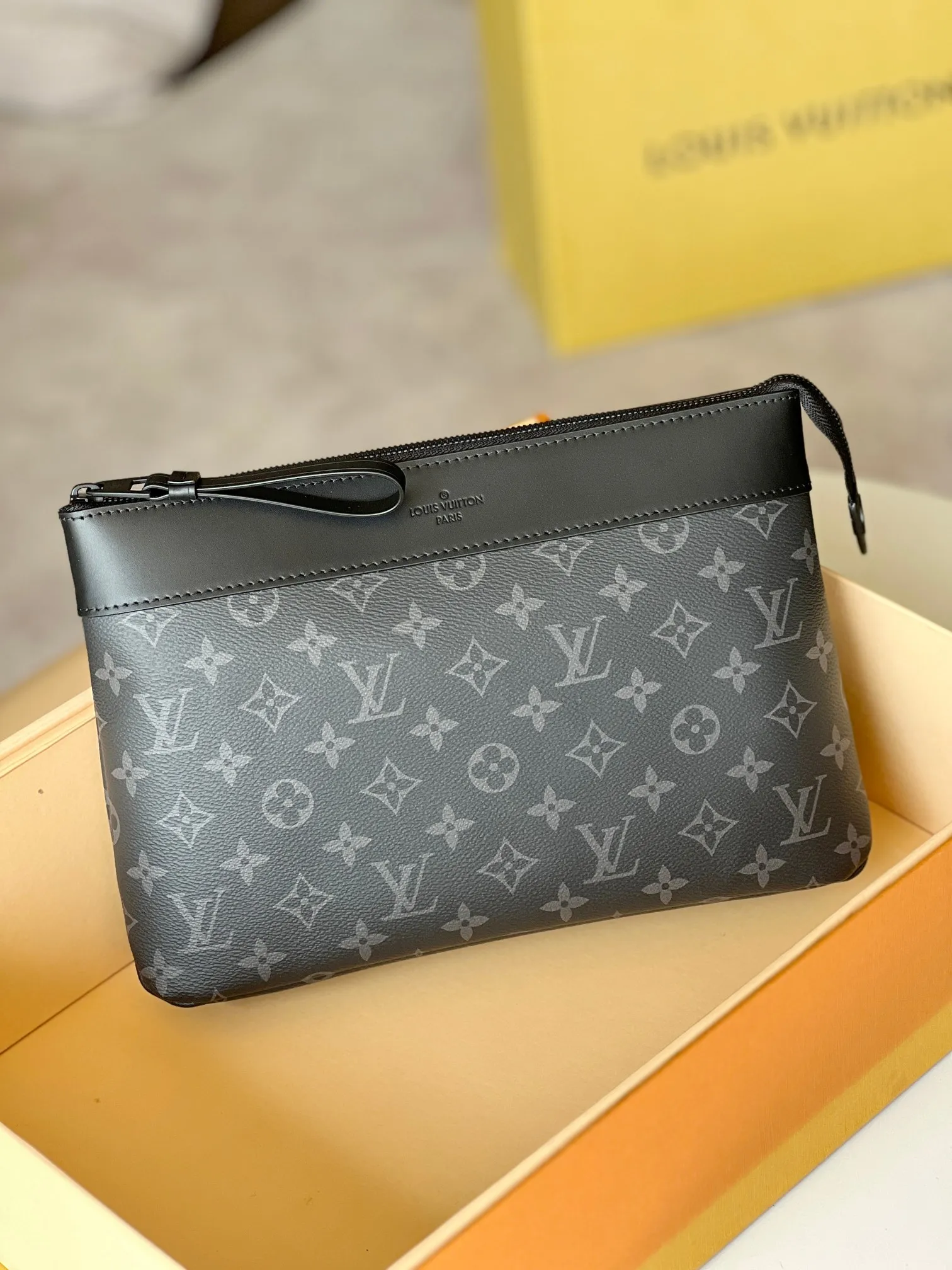 💰660 Top original model: M82543 black clutch 🕶️🕶️Pochette Voyage Souple clutch is made of soft Monogram Eclipse coated canvas, with rounded strokes outlining the classic Pochette Voyage clutch lines, bringing a comfortable travel experience. The slim construction features a zip compartment and magnetic back pocket. 32 x 21 x 8 cm (length x height x width)