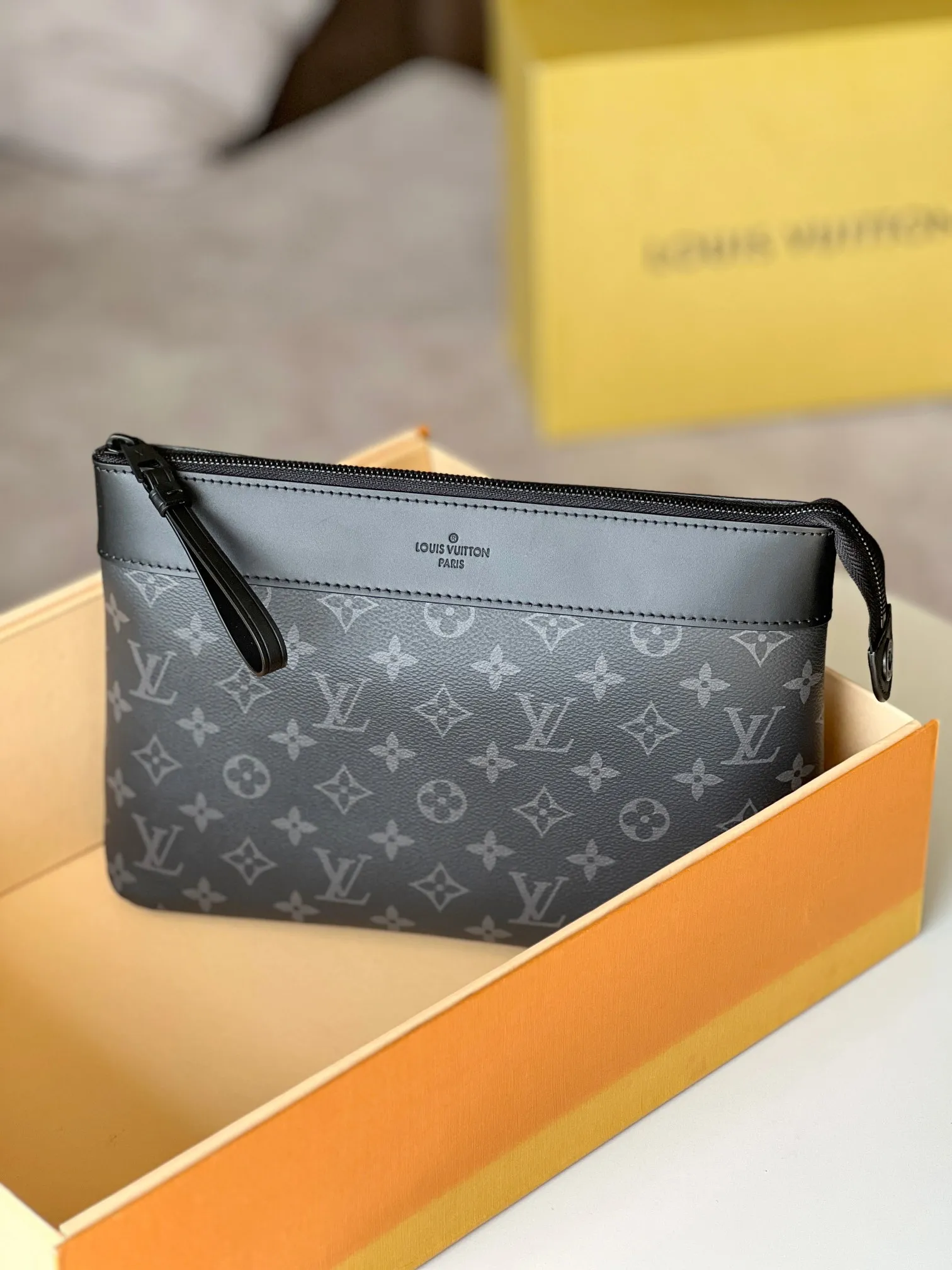 💰660 Top original model: M82543 black clutch 🕶️🕶️Pochette Voyage Souple clutch is made of soft Monogram Eclipse coated canvas, with rounded strokes outlining the classic Pochette Voyage clutch lines, bringing a comfortable travel experience. The slim construction features a zip compartment and magnetic back pocket. 32 x 21 x 8 cm (length x height x width)