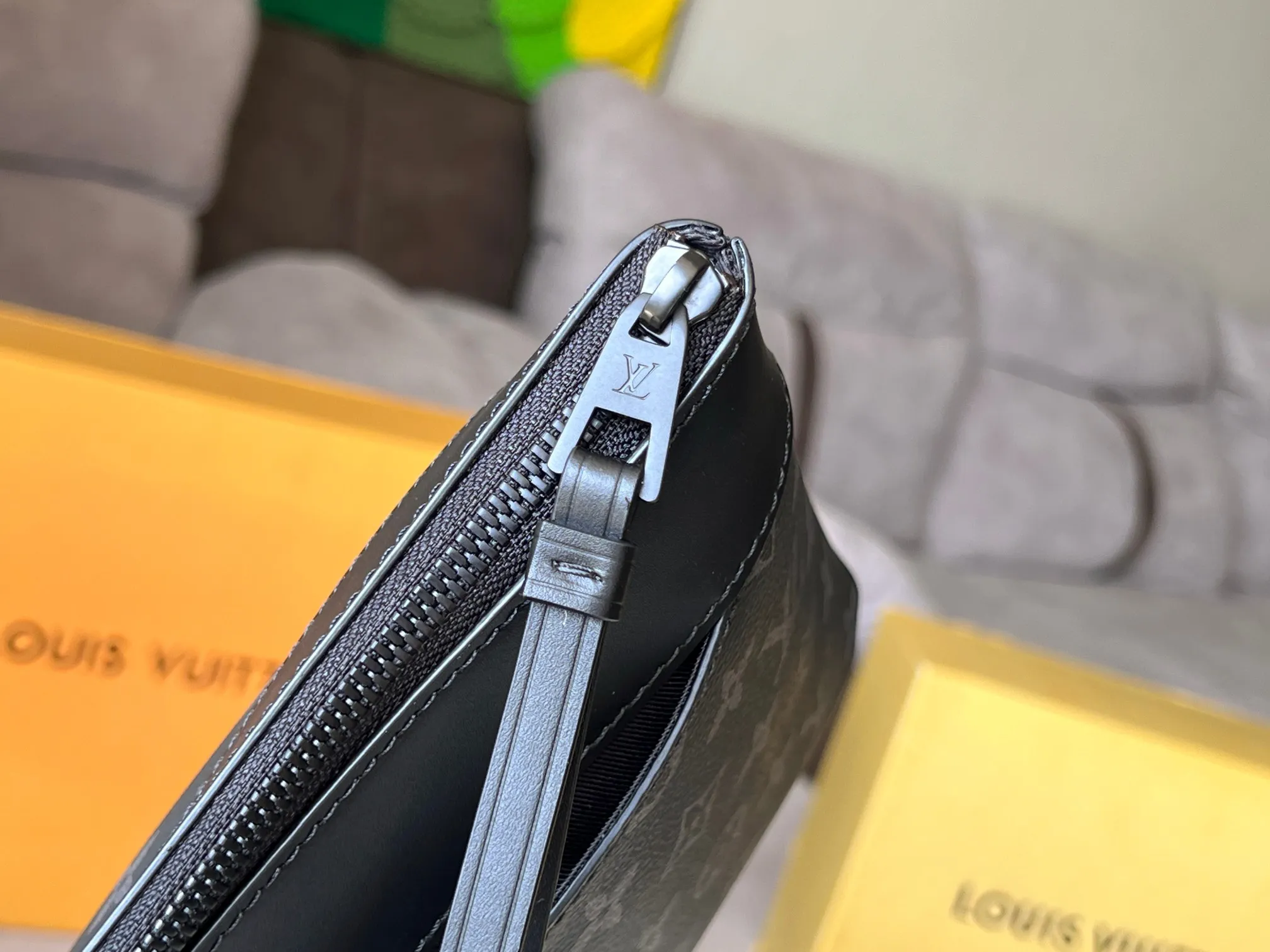 💰660 Top original model: M82543 black clutch 🕶️🕶️Pochette Voyage Souple clutch is made of soft Monogram Eclipse coated canvas, with rounded strokes outlining the classic Pochette Voyage clutch lines, bringing a comfortable travel experience. The slim construction features a zip compartment and magnetic back pocket. 32 x 21 x 8 cm (length x height x width)