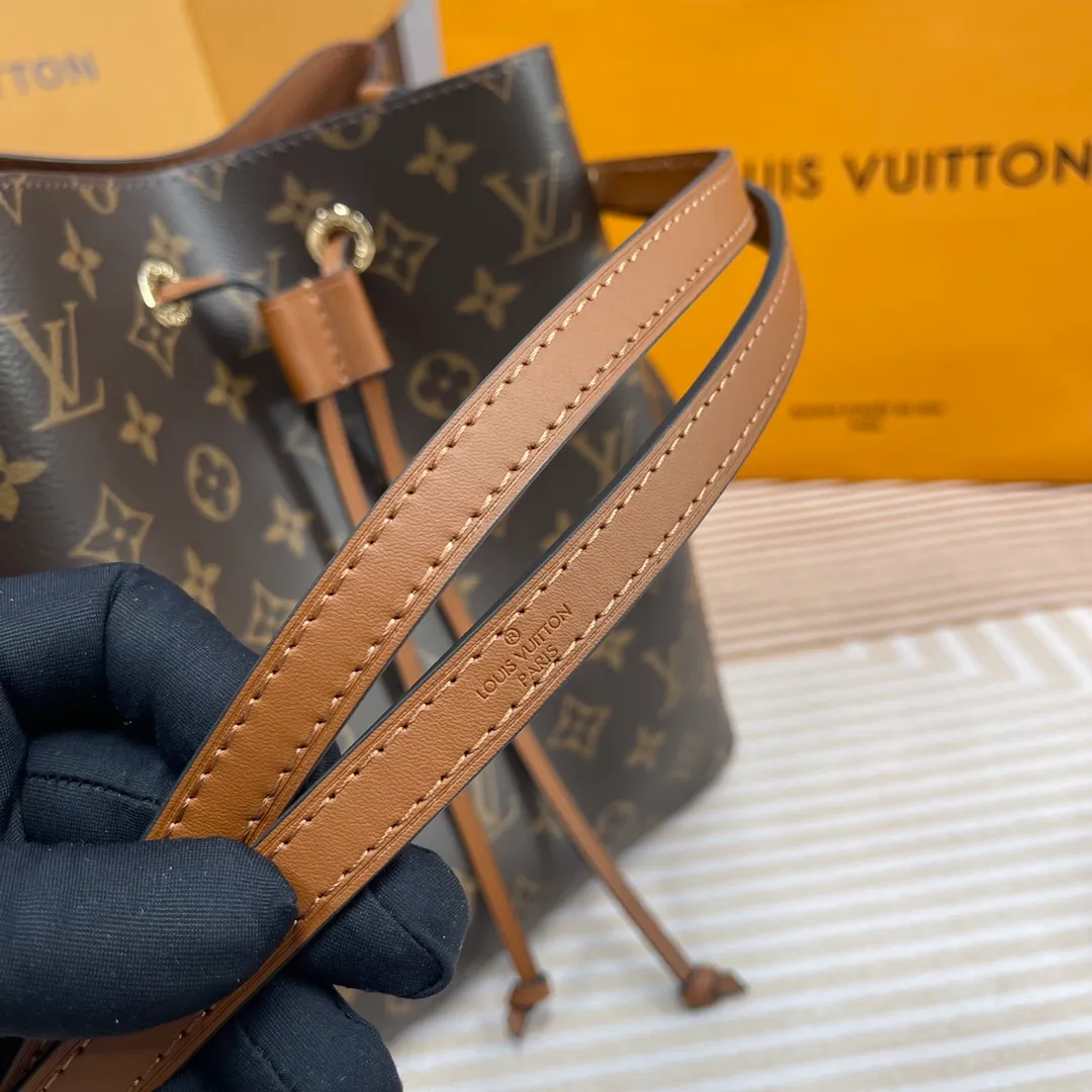 [Upgraded version] P600🐶Upgraded version. High quality. Semi-steel hardware. Comes with a full set of packaging and delivery with wide shoulder straps❣️Real shot. M44887🐶NEONOE handbag Noé, the champagne wine bag born in 1932, returns to the 2017 spring series with a new look. The trendy bucket bag Néonoé is made of soft Monogram canvas fabric and decorated with colorful calfskin. The adjustable shoulder strap allows for a modern cross-body style. Dimensions: 26.0x 26.0x 17.5 cm