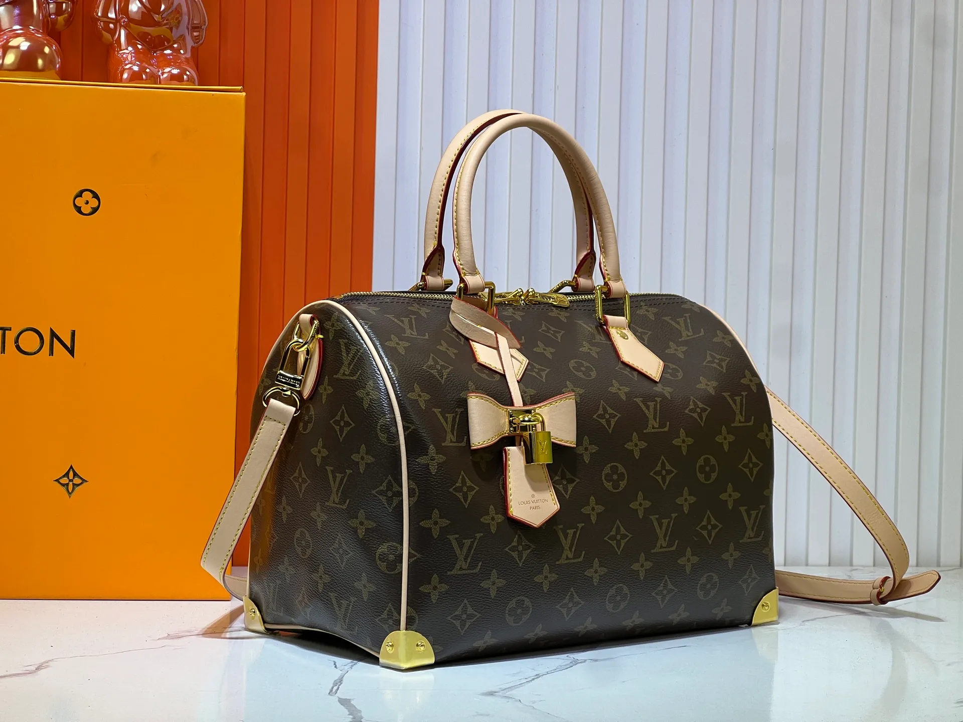 Batch 300💰Upgraded original M13805 M13257 M40391 lv Murakami Takashi co-branded NANOSPEEDY handbag This Nano Speedy handbag combines Monogram canvas and cow leather trim printing, with 33 colorful colors to interpret white tricolor and black tricolor. It has been launched in twelve sections and is very popular around the world and is loved by celebrities and celebrities. 30.0 x 21.0 x 17.0 cm