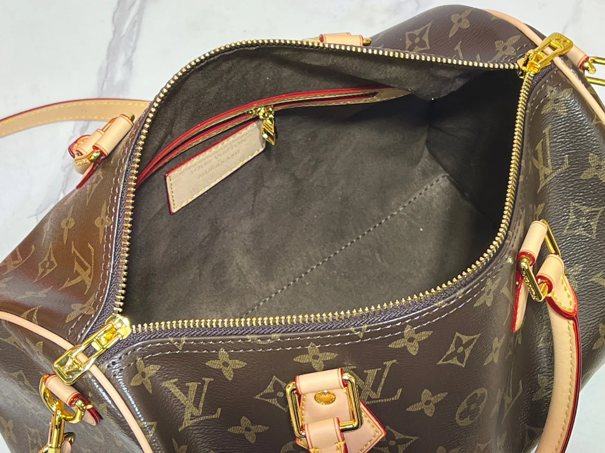 Batch 300💰Upgraded original M13805 M13257 M40391 lv Murakami Takashi co-branded NANOSPEEDY handbag This Nano Speedy handbag combines Monogram canvas and cow leather trim printing, with 33 colorful colors to interpret white tricolor and black tricolor. It has been launched in twelve sections and is very popular around the world and is loved by celebrities and celebrities. 30.0 x 21.0 x 17.0 cm