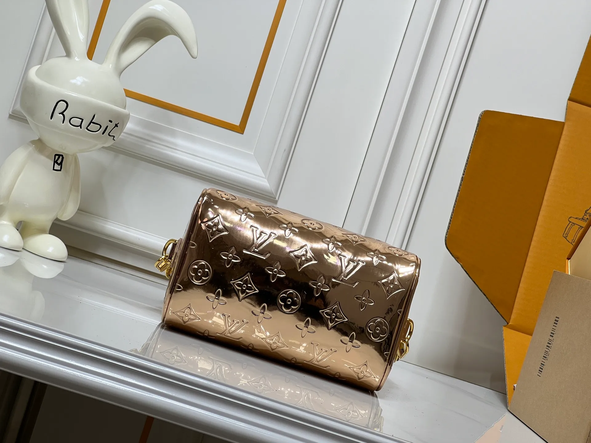 Batch 260💰M11987 M58953 Rose Gold This Speedy Bandoulière 20 handbag is from the LV Ski series. It is made of embossed coated canvas decorated with smooth leather trim and bright metal parts, and then uses the new Monogram Miroir effect to declare the concept of retro futurism. The detachable and adjustable leather shoulder strap allows for a variety of carrying options, and the compact design can accommodate daily needs such as a long wallet. Dimensions: 20.5x13.5x12
