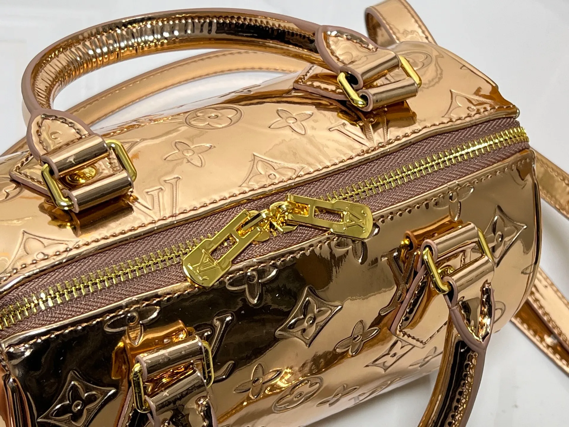 Batch 260💰M11987 M58953 Rose Gold This Speedy Bandoulière 20 handbag is from the LV Ski series. It is made of embossed coated canvas decorated with smooth leather trim and bright metal parts, and then uses the new Monogram Miroir effect to declare the concept of retro futurism. The detachable and adjustable leather shoulder strap allows for a variety of carrying options, and the compact design can accommodate daily needs such as a long wallet. Dimensions: 20.5x13.5x12