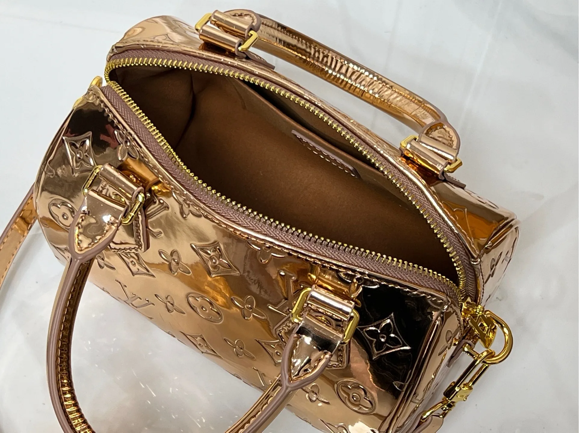 Batch 260💰M11987 M58953 Rose Gold This Speedy Bandoulière 20 handbag is from the LV Ski series. It is made of embossed coated canvas decorated with smooth leather trim and bright metal parts, and then uses the new Monogram Miroir effect to declare the concept of retro futurism. The detachable and adjustable leather shoulder strap allows for a variety of carrying options, and the compact design can accommodate daily needs such as a long wallet. Dimensions: 20.5x13.5x12