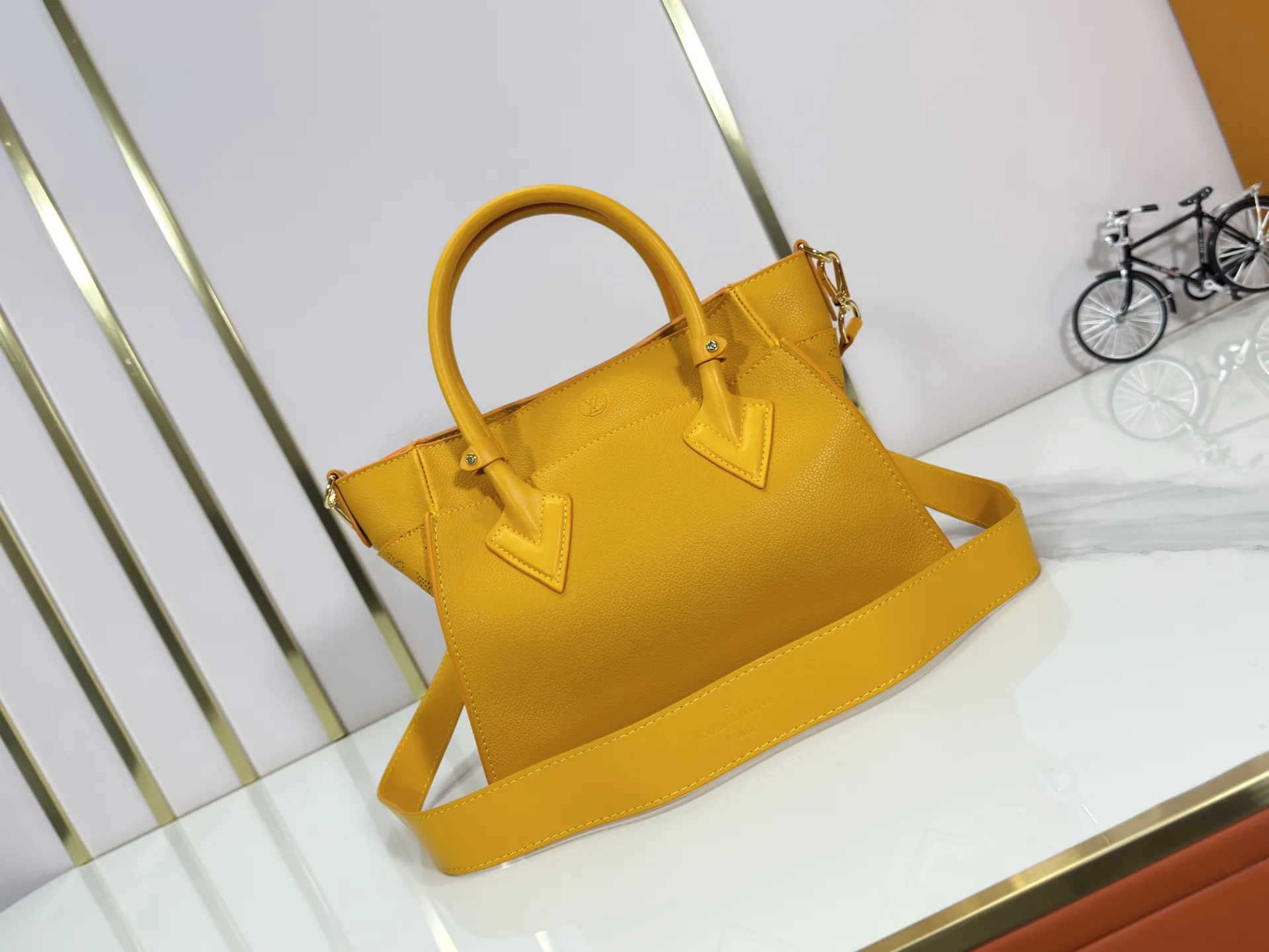 P320 upgrades the original M57728 M57729 M53824 M53826 On My Side handbag, showing the elegant fusion of calfskin and classic Monogram canvas. Contrasting canvas shapes the large outer pocket, creating a trompe l'oeil effect as if two handbags merge into one. Plenty of space can easily accommodate office needs, and the adjustable shoulder strap allows for a cross-body style. Dimensions: 25,0
