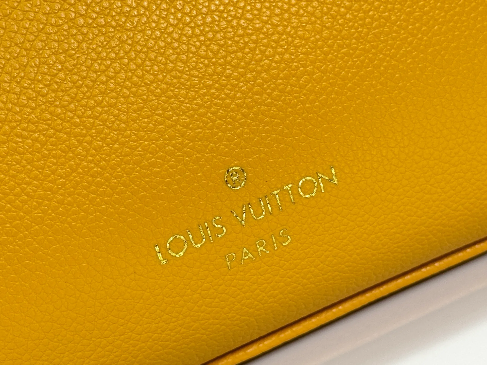 P320 upgrades the original M57728 M57729 M53824 M53826 On My Side handbag, showing the elegant fusion of calfskin and classic Monogram canvas. Contrasting canvas shapes the large outer pocket, creating a trompe l'oeil effect as if two handbags merge into one. Plenty of space can easily accommodate office needs, and the adjustable shoulder strap allows for a cross-body style. Dimensions: 25,0