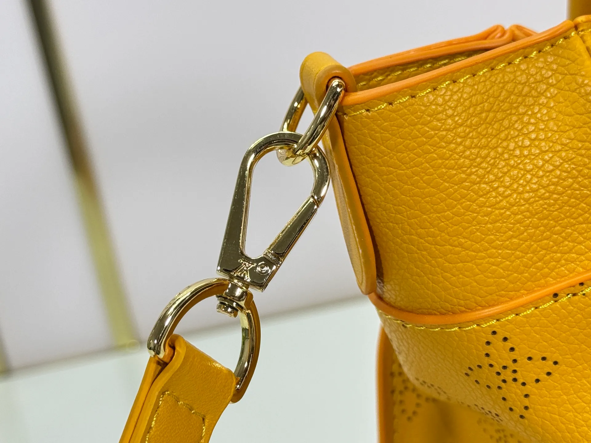 P320 upgrades the original M57728 M57729 M53824 M53826 On My Side handbag, showing the elegant fusion of calfskin and classic Monogram canvas. Contrasting canvas shapes the large outer pocket, creating a trompe l'oeil effect as if two handbags merge into one. Plenty of space can easily accommodate office needs, and the adjustable shoulder strap allows for a cross-body style. Dimensions: 25,0