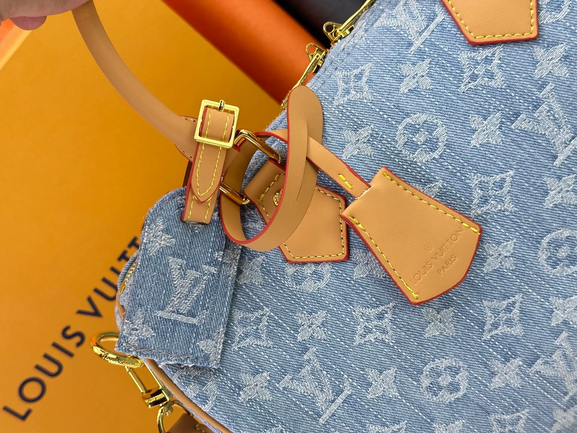 P280 Gray Denim Blue Denim M13344 M40391 Denim Denim Louis Vuitton collaborated with Takashi Murakami for the first time and launched the classic "Color Monogram" series, which immediately triggered a trend storm. Based on the denim denim design launched in 2005, cherry elements are integrated into LV's classic Monogram canvas, showing the perfect combination of art and fashion. Size: 30x21x17