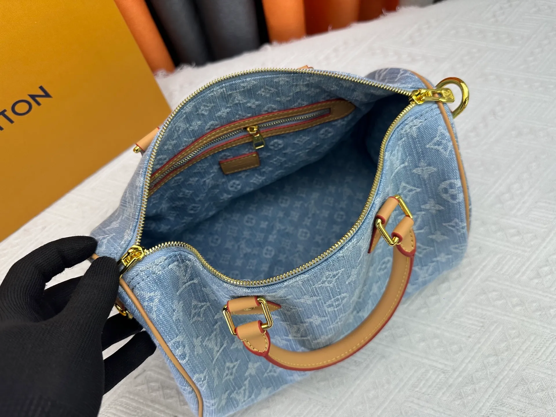P280 Gray Denim Blue Denim M13344 M40391 Denim Denim Louis Vuitton collaborated with Takashi Murakami for the first time and launched the classic "Color Monogram" series, which immediately triggered a trend storm. Based on the denim denim design launched in 2005, cherry elements are integrated into LV's classic Monogram canvas, showing the perfect combination of art and fashion. Size: 30x21x17