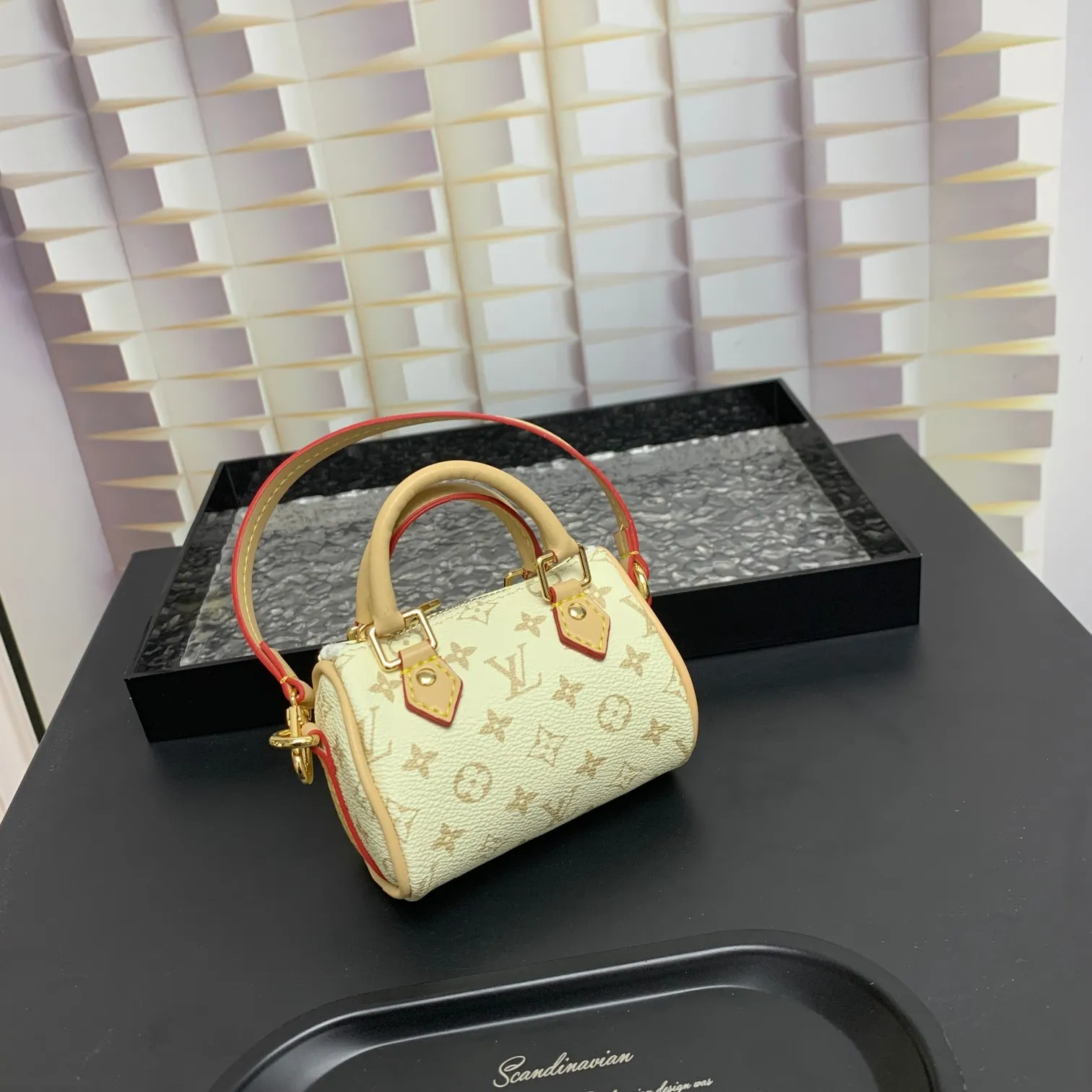 💰200 MINI KEEPALL bag charm and keychain ☀️Louis Vuitton Louis Vuitton lv mini pillow bag pendant ☀️This Mini Keepall bag charm and keychain condense the classic handbag configuration, boldly showing the spirit of adventure. Monogram canvas with LV inscribed hook buckle, whether hung on a belt or handbag, its zipper closure and built-in keychain ensure secure storage