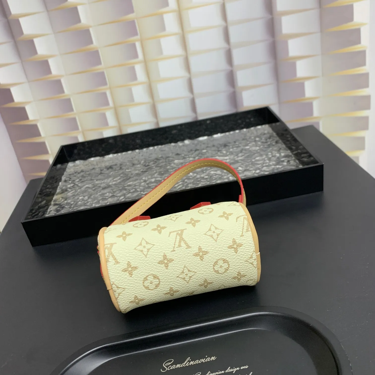 💰200 MINI KEEPALL bag charm and keychain ☀️Louis Vuitton Louis Vuitton lv mini pillow bag pendant ☀️This Mini Keepall bag charm and keychain condense the classic handbag configuration, boldly showing the spirit of adventure. Monogram canvas with LV inscribed hook buckle, whether hung on a belt or handbag, its zipper closure and built-in keychain ensure secure storage