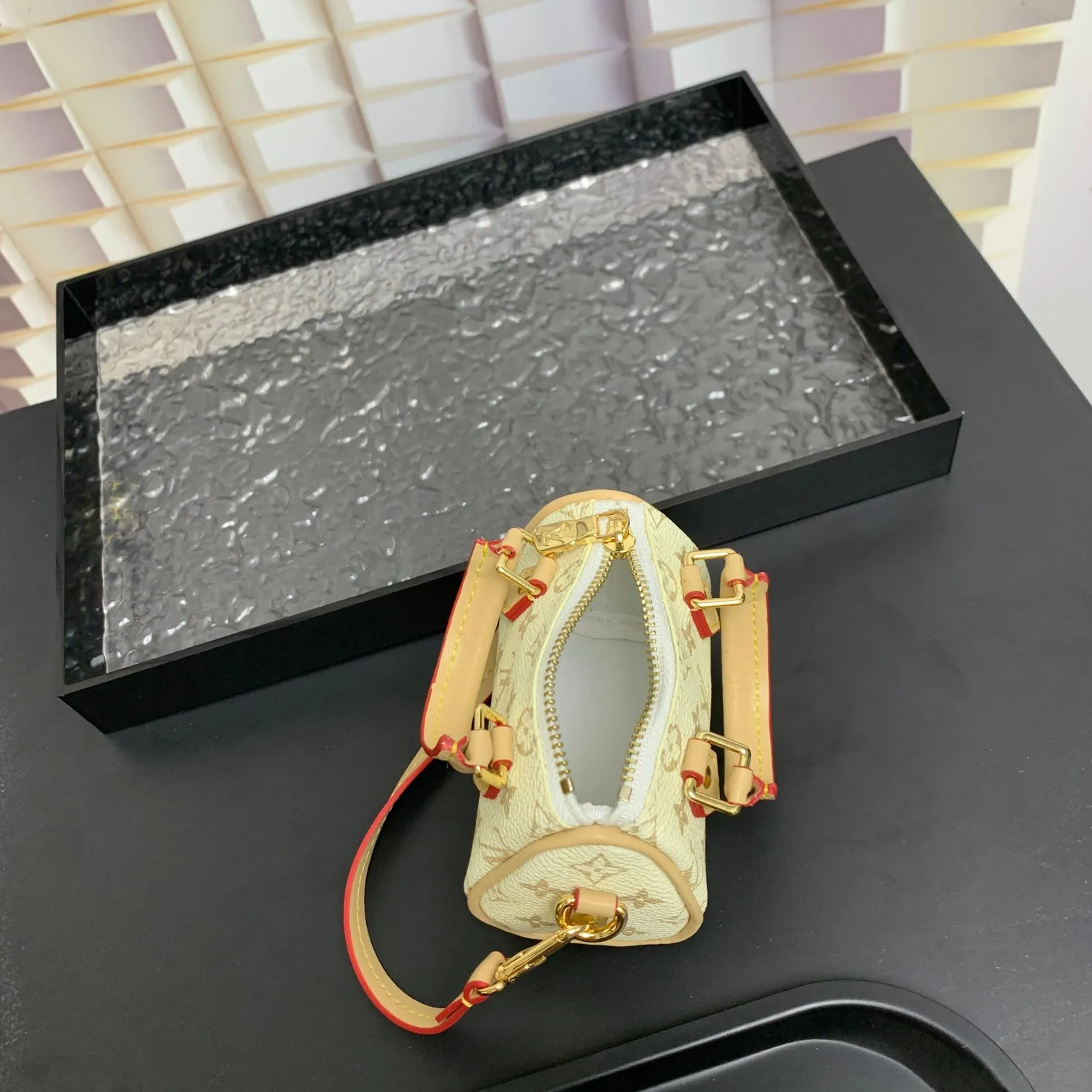 💰200 MINI KEEPALL bag charm and keychain ☀️Louis Vuitton Louis Vuitton lv mini pillow bag pendant ☀️This Mini Keepall bag charm and keychain condense the classic handbag configuration, boldly showing the spirit of adventure. Monogram canvas with LV inscribed hook buckle, whether hung on a belt or handbag, its zipper closure and built-in keychain ensure secure storage