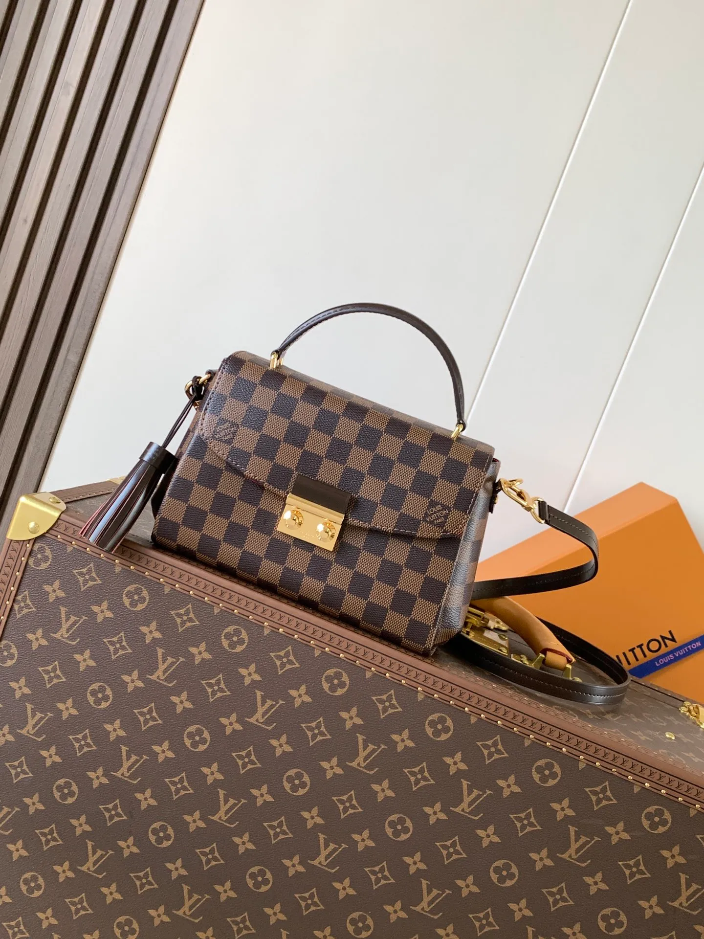 💰760 Top-quality original order, transcoding chip M53000 brown check M41581 white check M41581 presbyopia CROISETTE handbag This small and fashionable and casual Croisette handbag has exquisite details and complete functions, enough to become your new favorite. Removable tassels add a playful touch to the elegant design. Versatile, it can be handheld, carried on the shoulder, or carried cross-body. Detailed features 25 x 17 x 9.5 cm (Length x Height x Width) Damier Ebene checkerboard canvas exterior Natural cowhide leather trim Gold-tone metal hardware Flap and buckle closure Removable tassel in natural cowhide leather Flat inner pocket Shoulder strap: removable, not adjustable Half-length strap: 56.0 cm Handle: Single handle