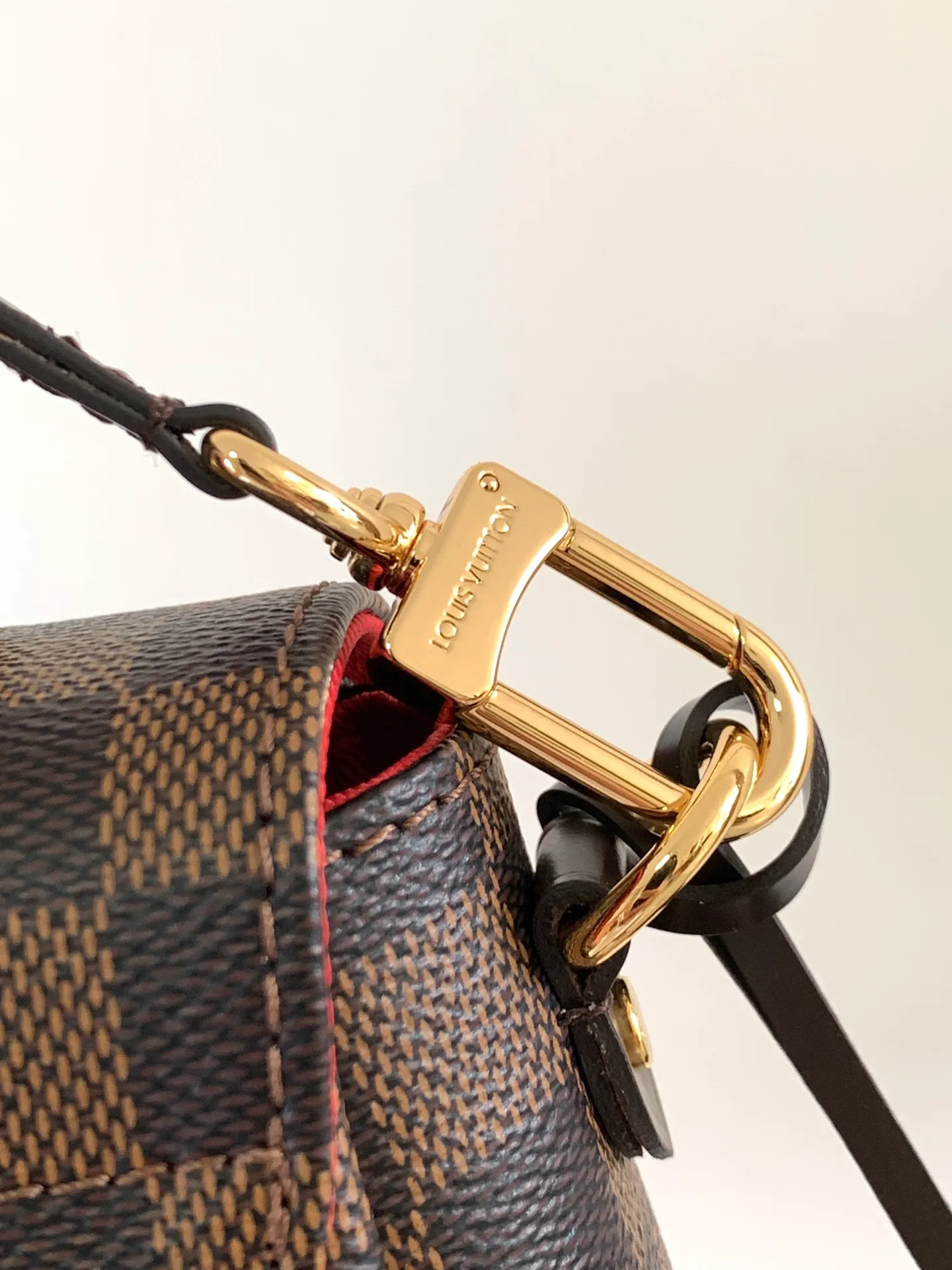 💰760 Top-quality original order, transcoding chip M53000 brown check M41581 white check M41581 presbyopia CROISETTE handbag This small and fashionable and casual Croisette handbag has exquisite details and complete functions, enough to become your new favorite. Removable tassels add a playful touch to the elegant design. Versatile, it can be handheld, carried on the shoulder, or carried cross-body. Detailed features 25 x 17 x 9.5 cm (Length x Height x Width) Damier Ebene checkerboard canvas exterior Natural cowhide leather trim Gold-tone metal hardware Flap and buckle closure Removable tassel in natural cowhide leather Flat inner pocket Shoulder strap: removable, not adjustable Half-length strap: 56.0 cm Handle: Single handle