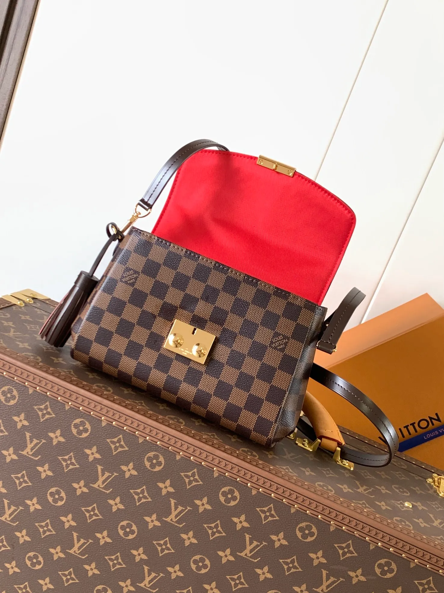 💰760 Top-quality original order, transcoding chip M53000 brown check M41581 white check M41581 presbyopia CROISETTE handbag This small and fashionable and casual Croisette handbag has exquisite details and complete functions, enough to become your new favorite. Removable tassels add a playful touch to the elegant design. Versatile, it can be handheld, carried on the shoulder, or carried cross-body. Detailed features 25 x 17 x 9.5 cm (Length x Height x Width) Damier Ebene checkerboard canvas exterior Natural cowhide leather trim Gold-tone metal hardware Flap and buckle closure Removable tassel in natural cowhide leather Flat inner pocket Shoulder strap: removable, not adjustable Half-length strap: 56.0 cm Handle: Single handle