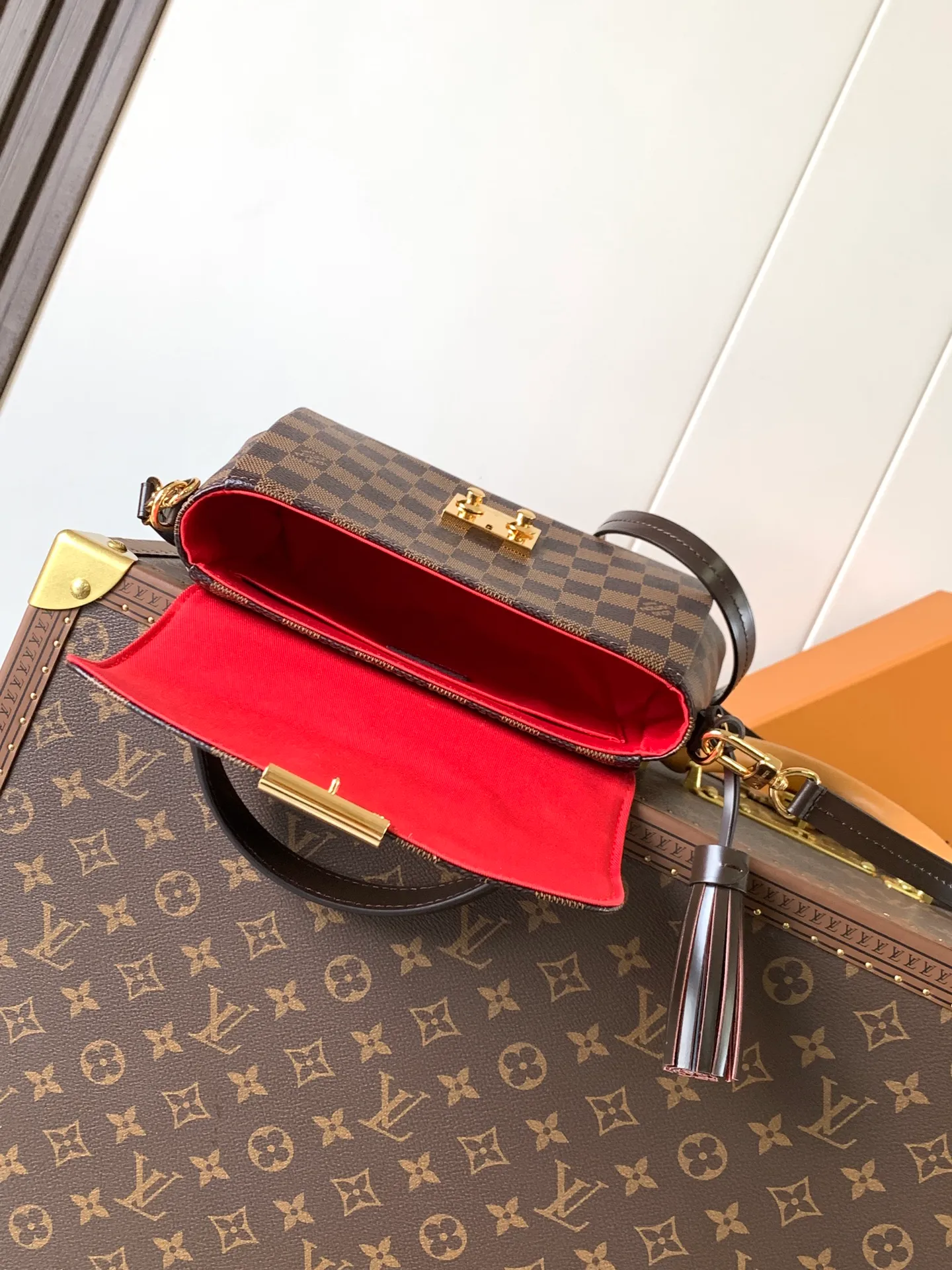 💰760 Top-quality original order, transcoding chip M53000 brown check M41581 white check M41581 presbyopia CROISETTE handbag This small and fashionable and casual Croisette handbag has exquisite details and complete functions, enough to become your new favorite. Removable tassels add a playful touch to the elegant design. Versatile, it can be handheld, carried on the shoulder, or carried cross-body. Detailed features 25 x 17 x 9.5 cm (Length x Height x Width) Damier Ebene checkerboard canvas exterior Natural cowhide leather trim Gold-tone metal hardware Flap and buckle closure Removable tassel in natural cowhide leather Flat inner pocket Shoulder strap: removable, not adjustable Half-length strap: 56.0 cm Handle: Single handle