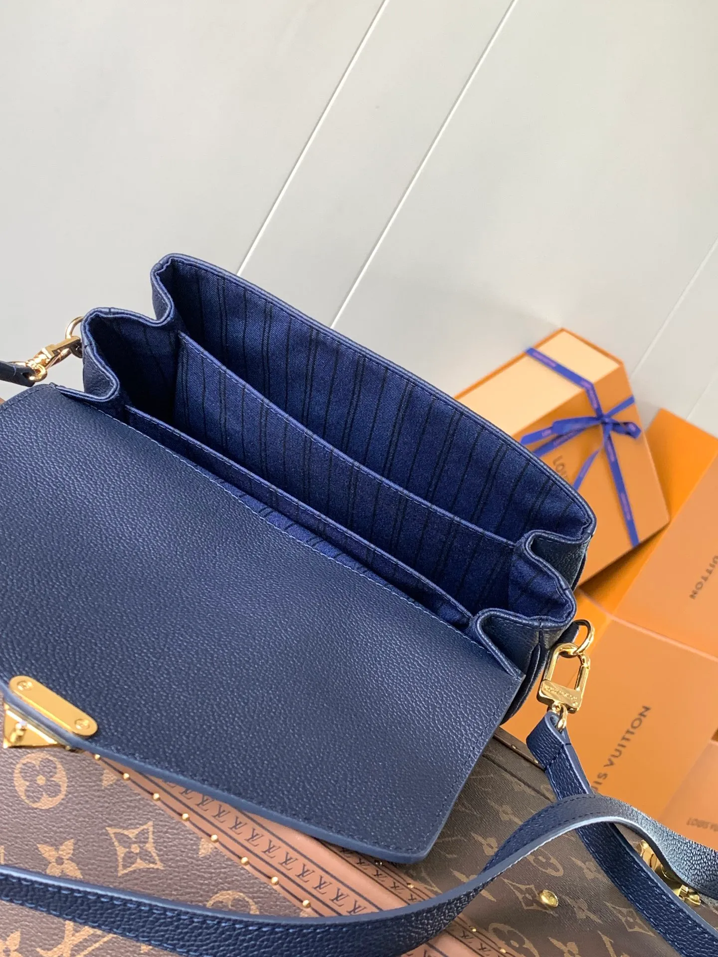 💰1040 (top layer leather) Top original M47142 new version blue M46613 maroon M44881 apricot M41487 black POCHETTE MÉTIS handbag Pochette Métis handbag interprets the classic college backpack with a restrained yet ingenious design. Soft Monogram Empreinte leather creates a compact and flexible structure that hides plenty of space. Detailed features 25 x 19 x 7 cm (Length x Height x Width) Monogram Empreinte embossed soft-grain cowhide / Soft-grain cowhide Soft-grain cowhide trim Textile lining Shoulder strap: Removable, adjustable Strap half-length: 48.0 cm Strap half-length adjustable to: 55.0 cm Handle: Single handle
