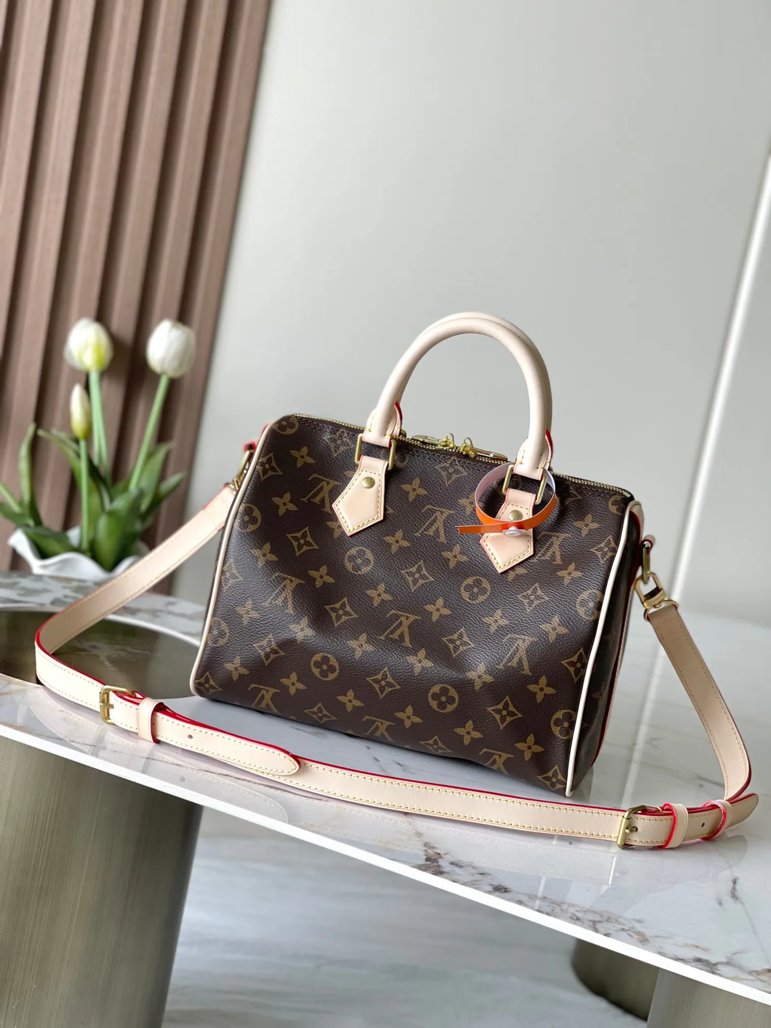 💰760 Top original model 41113 Flower Speedy series handbags were originally designed for travelers. The name pays tribute to the booming rapid transit system in the 1930s. This Speedy Bandoulière 25 handbag is made of Monogram canvas to reproduce the iconic structure, and continues the classic details with rolled leather handles, engraved padlock and detachable shoulder strap, making it an ideal choice for urban travel. 25x19x15cm