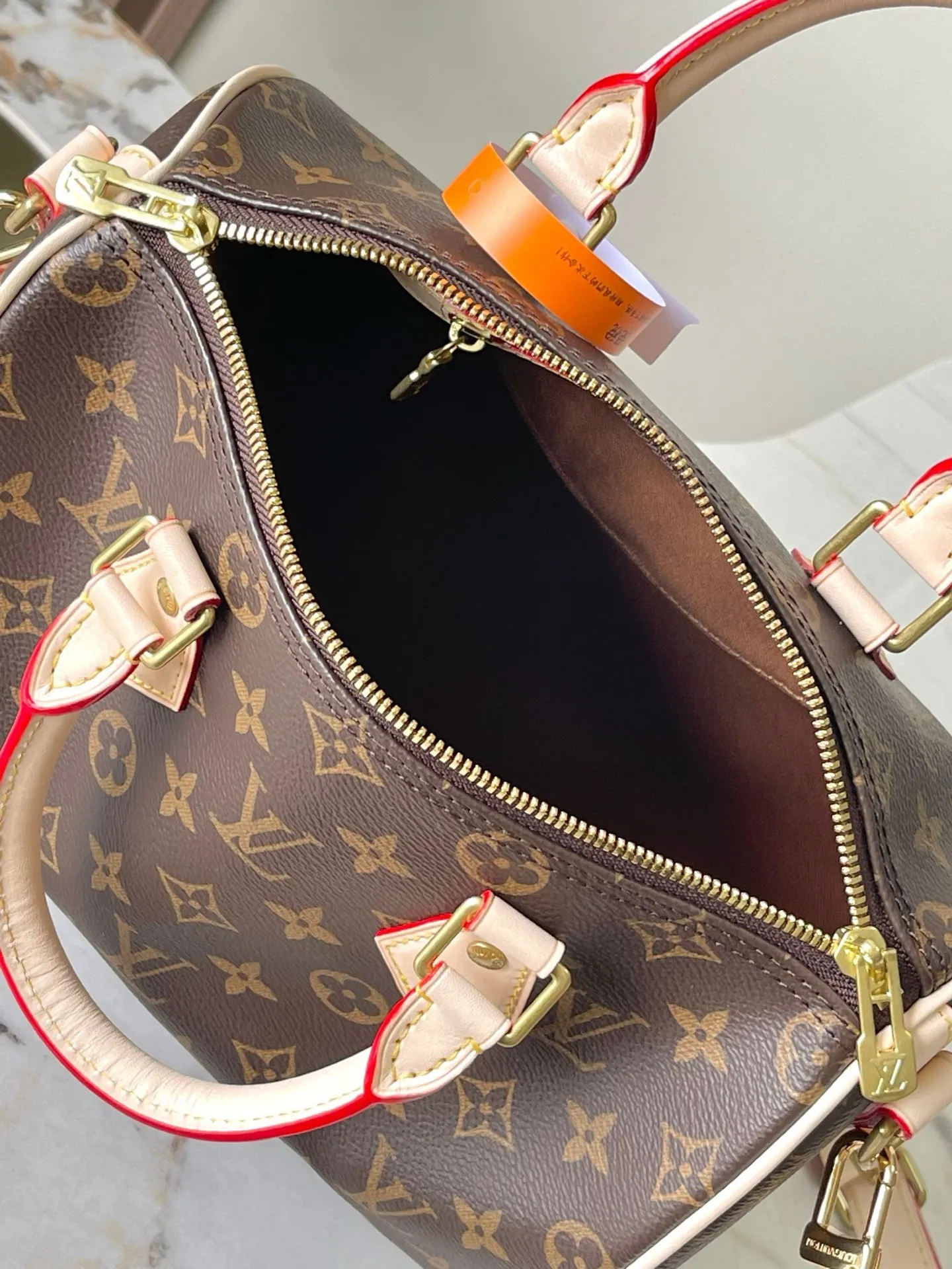 💰760 Top original model 41113 Flower Speedy series handbags were originally designed for travelers. The name pays tribute to the booming rapid transit system in the 1930s. This Speedy Bandoulière 25 handbag is made of Monogram canvas to reproduce the iconic structure, and continues the classic details with rolled leather handles, engraved padlock and detachable shoulder strap, making it an ideal choice for urban travel. 25x19x15cm