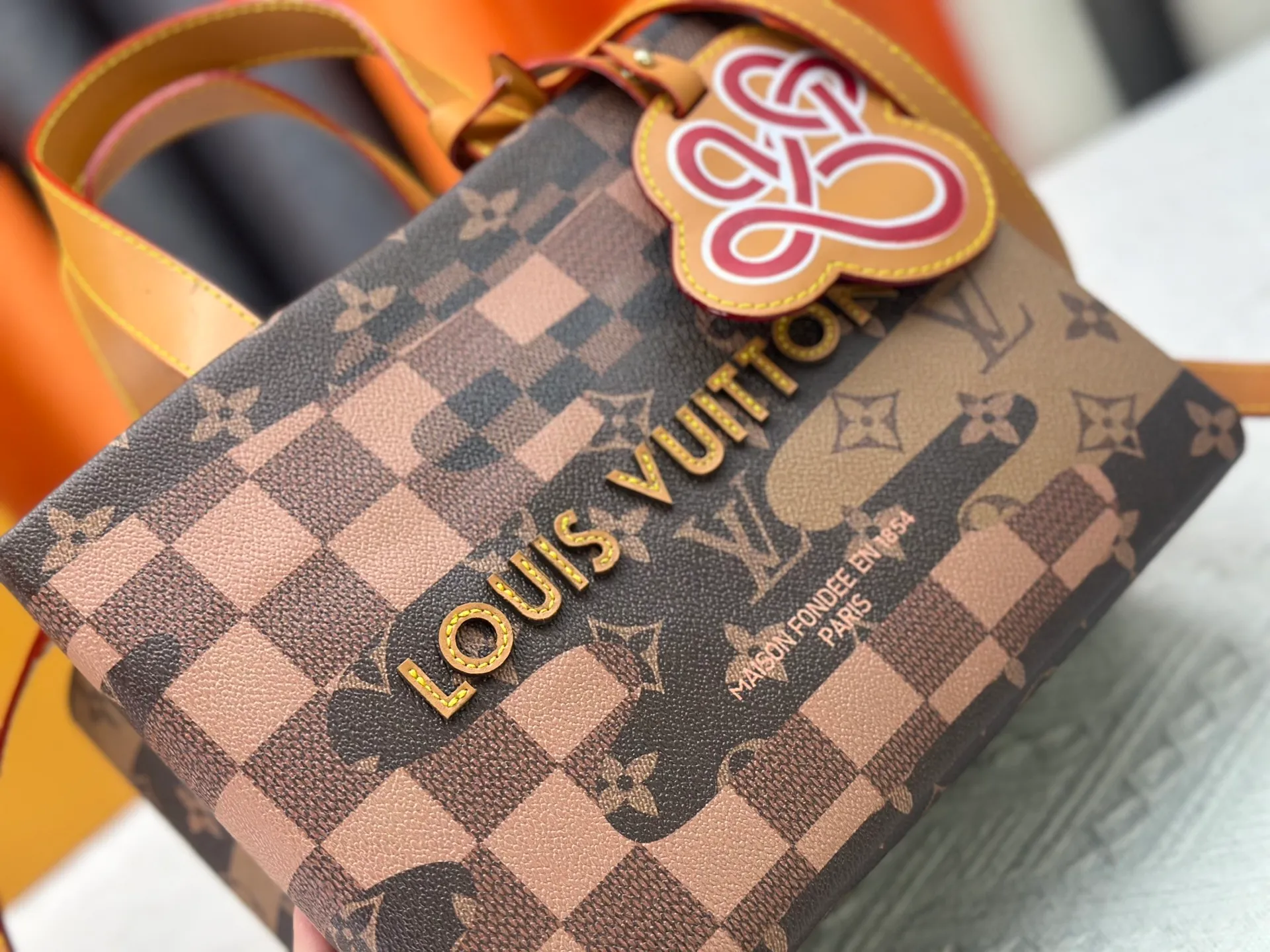 P280 M13940 Gradient Blue Khaki Color Check Black Check Presbyopia Orange Black Green Pink PHARREL and NIGO collection’s joint series Top original order This Shopper medium handbag draws inspiration from Louis Vuitton shopping bags, with the words Louis Vuitton and Maison Fondée En 1854 written on soft cow leather, with a top handle and a detachable shoulder strap. 25x19x11 • Cow leather • Cow leather trim • Textile lining • Metal hardware • Musketon closure • Main compartment • Zip pocket • Double patch pockets • Handles: Double handle