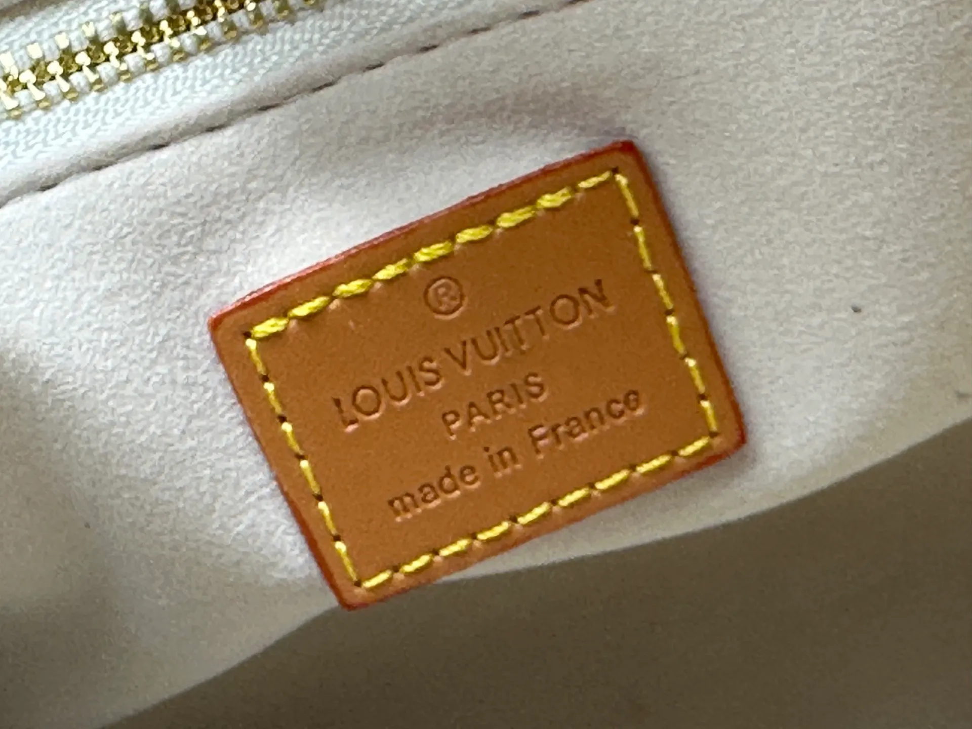 P280 M13940 Gradient Blue Khaki Color Check Black Check Presbyopia Orange Black Green Pink PHARREL and NIGO collection’s joint series Top original order This Shopper medium handbag draws inspiration from Louis Vuitton shopping bags, with the words Louis Vuitton and Maison Fondée En 1854 written on soft cow leather, with a top handle and a detachable shoulder strap. 25x19x11 • Cow leather • Cow leather trim • Textile lining • Metal hardware • Musketon closure • Main compartment • Zip pocket • Double patch pockets • Handles: Double handle