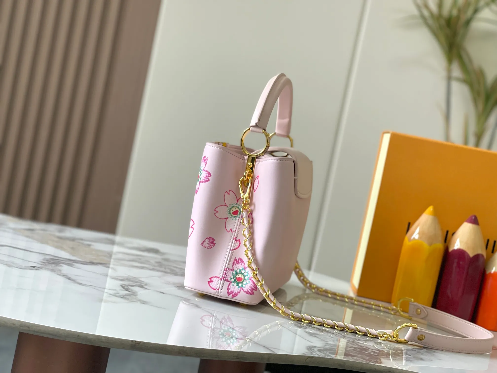 p440 [Guangzhou top quality original version] Capucines BB Model: 13250 pink Material: plain graffiti Hardware upgrade Highlights: LV initials, unique edge ring, fine Monogram flowers on the flap. Size: 27×18×9cm