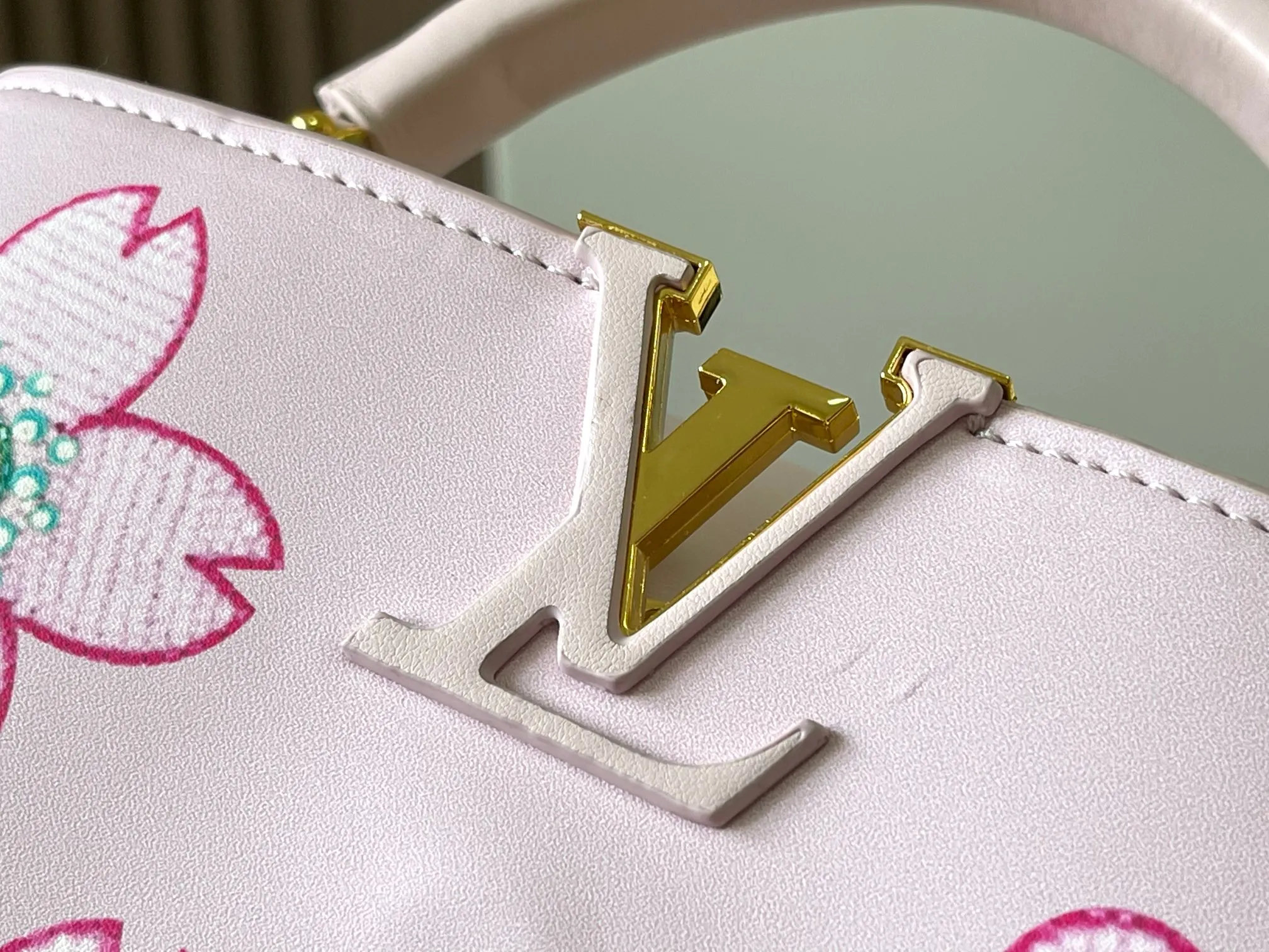 p440 [Guangzhou top quality original version] Capucines BB Model: 13250 pink Material: plain graffiti Hardware upgrade Highlights: LV initials, unique edge ring, fine Monogram flowers on the flap. Size: 27×18×9cm
