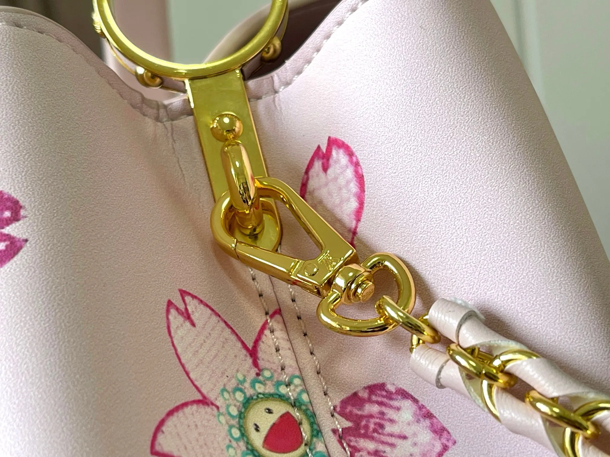 p440 [Guangzhou top quality original version] Capucines BB Model: 13250 pink Material: plain graffiti Hardware upgrade Highlights: LV initials, unique edge ring, fine Monogram flowers on the flap. Size: 27×18×9cm