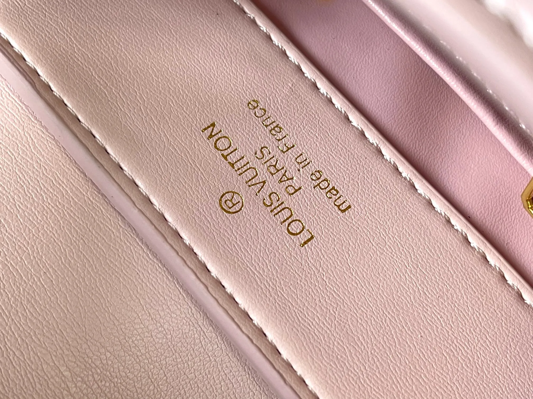 p440 [Guangzhou top quality original version] Capucines BB Model: 13250 pink Material: plain graffiti Hardware upgrade Highlights: LV initials, unique edge ring, fine Monogram flowers on the flap. Size: 27×18×9cm