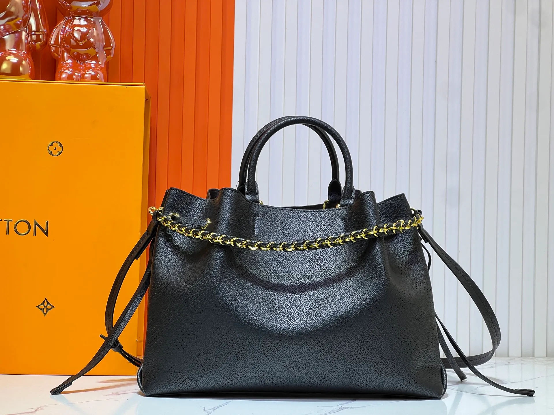 Batch 300💰Upgrade original M59203 M59200 M59655. BELLA TOTE handbag model Flight Mode capsule series Monogram engraved and perforated cow leather creates a comfortable and ample storage space. It is equipped with leather handles, leather and metal chains and detachable shoulder straps. It can be switched between handbags, elbows and cross-body. Size: 32*23*13