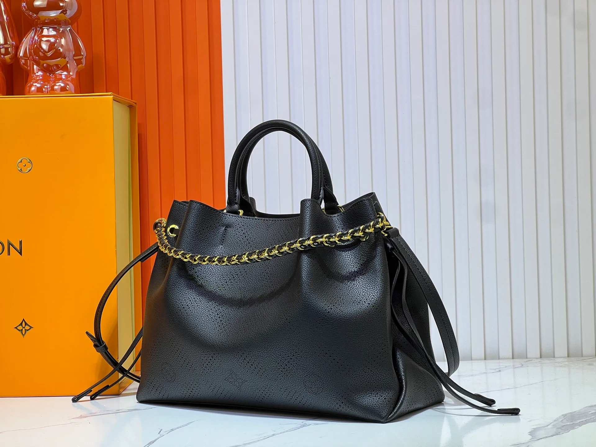 Batch 300💰Upgrade original M59203 M59200 M59655. BELLA TOTE handbag model Flight Mode capsule series Monogram engraved and perforated cow leather creates a comfortable and ample storage space. It is equipped with leather handles, leather and metal chains and detachable shoulder straps. It can be switched between handbags, elbows and cross-body. Size: 32*23*13
