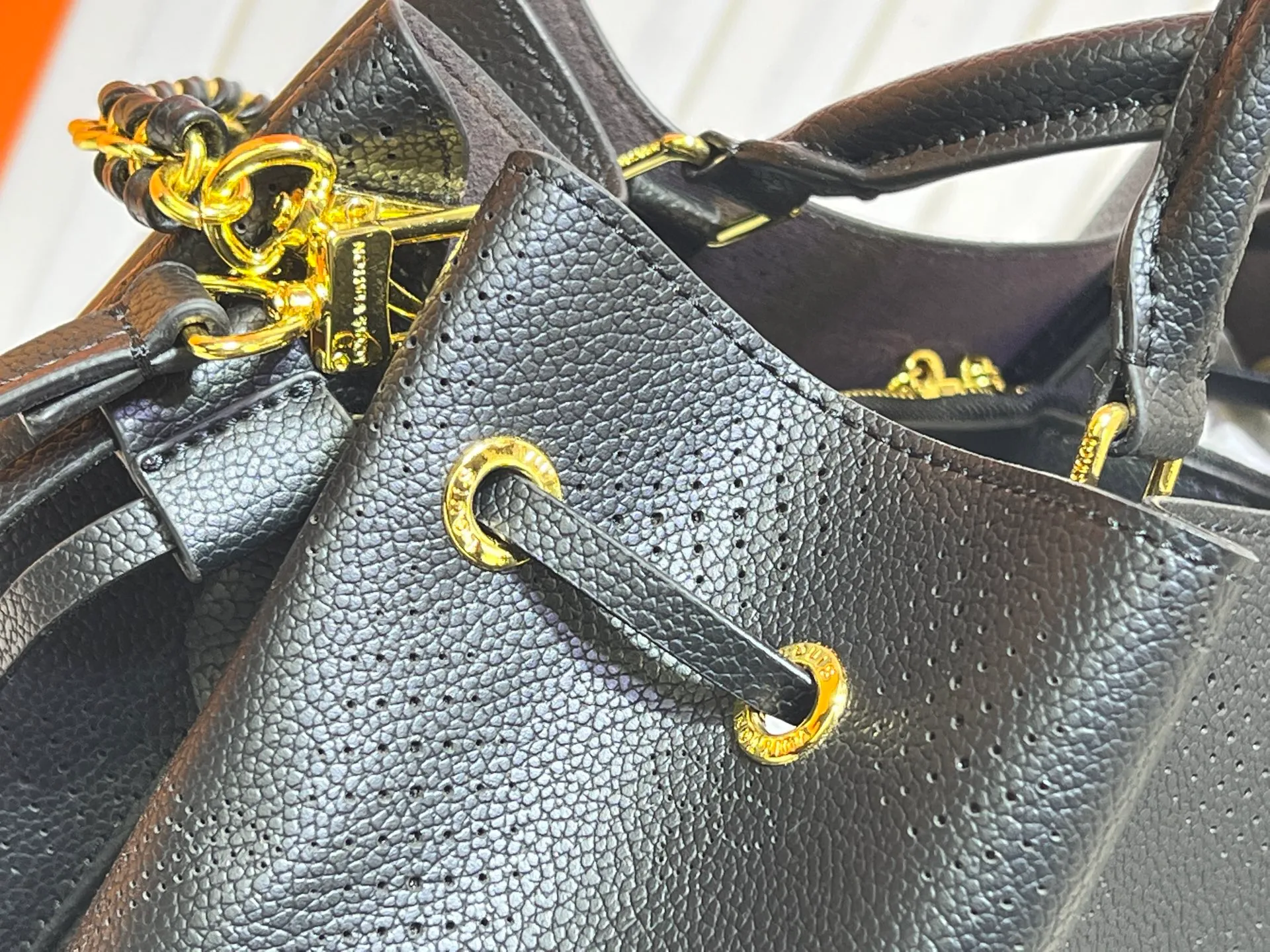 Batch 300💰Upgrade original M59203 M59200 M59655. BELLA TOTE handbag model Flight Mode capsule series Monogram engraved and perforated cow leather creates a comfortable and ample storage space. It is equipped with leather handles, leather and metal chains and detachable shoulder straps. It can be switched between handbags, elbows and cross-body. Size: 32*23*13