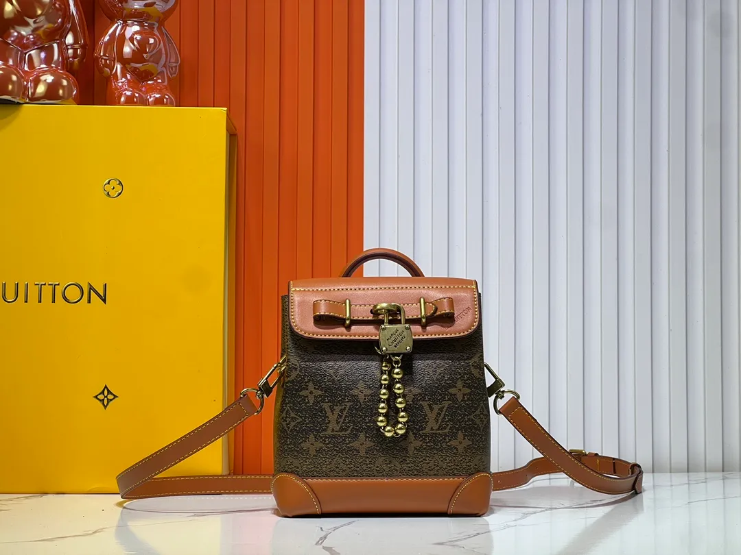 Batch 280💰Upgraded version model: M11630 This Steamer 15 handbag presents the trendy configuration of the Steamer handbag in a wallet size, and then continues the traditional elements with the top handle, reinforced corners and base, showing Pharrell Williams' smart ingenuity. A non-functional padlock expresses the Louis Vuitton Marque Déposée logo, replacing the series' usual chain and pin closures. 16.5 x 20 x 8.5 cm (length x height x width)