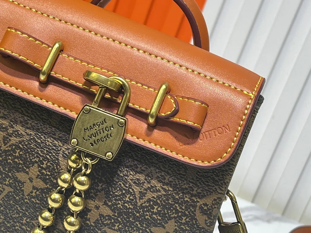 Batch 280💰Upgraded version model: M11630 This Steamer 15 handbag presents the trendy configuration of the Steamer handbag in a wallet size, and then continues the traditional elements with the top handle, reinforced corners and base, showing Pharrell Williams' smart ingenuity. A non-functional padlock expresses the Louis Vuitton Marque Déposée logo, replacing the series' usual chain and pin closures. 16.5 x 20 x 8.5 cm (length x height x width)