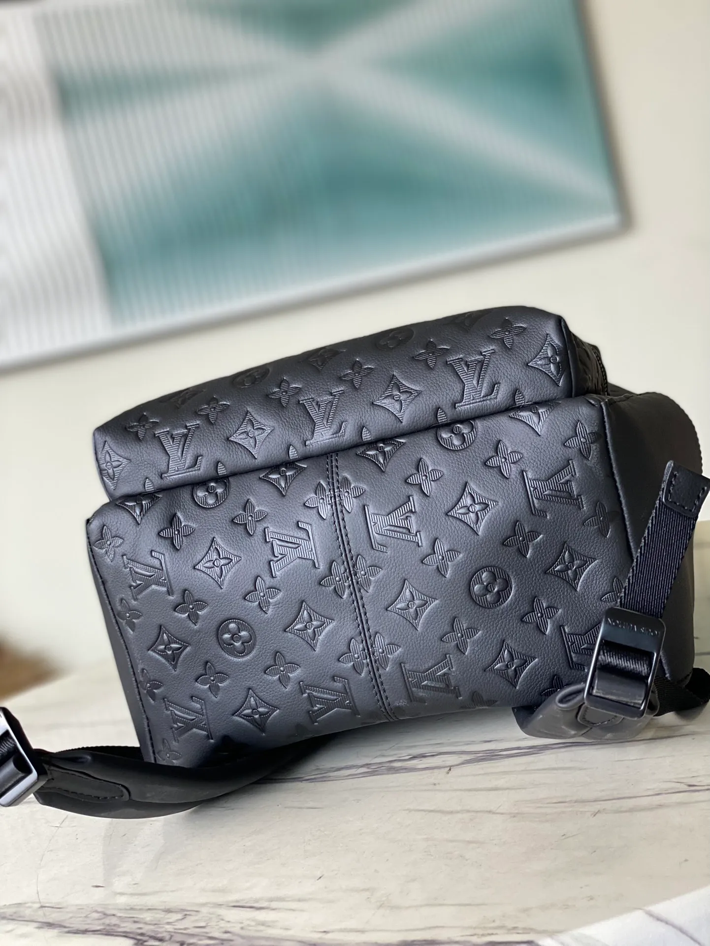 💰1240 (top layer leather) top original M46553 full leather This Discovery backpack is made of Monogram embossed cow leather to create a soft and close-fitting structure, supplemented by the calm atmosphere of metal parts. The outer bag makes it easy to access and store accompanying items, while the inner bag allows for orderly storage. Dimensions: 29 x 38 x 20 cm