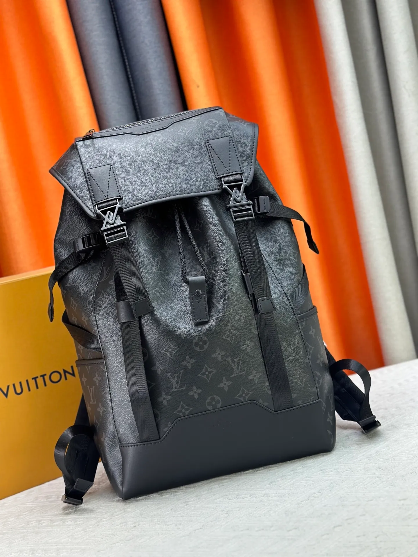 P460 Upgraded version Guangzhou goods M24776 M46792 The latest Getaway backpack draws on the energetic style of outdoor sports and uses Monogram Eclipse canvas to create a soft and close-fitting structure. The top flap has an LV logo quick-release buckle, a spacious main compartment and multiple exterior pockets, making it a trendy choice for travel or daily travel. 50 x 15 x 29 cm (height x width x length)