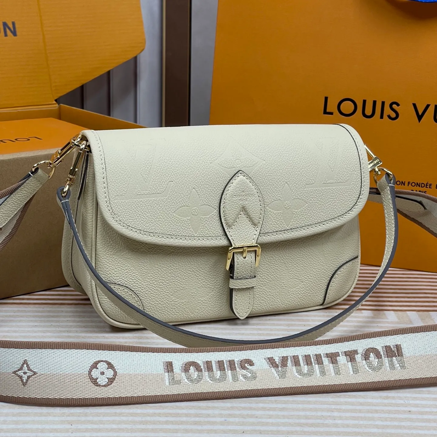 [Upgraded version] P820¥ High quality · Semi-steel hardware · Original single grade · Comes with gift box packaging 🎁Model 46388 · Diane handbag injects elegant tones into Monogram Empreinte embossed cowhide, and declares a calm style with Yingze metal parts and front buckle. The detachable leather shoulder strap allows for flexible carrying, and the detachable cross-body strap is accented by Louis Vuitton's signature texture. Dimensions 24 x 15 x 9 cm (length x height x width)