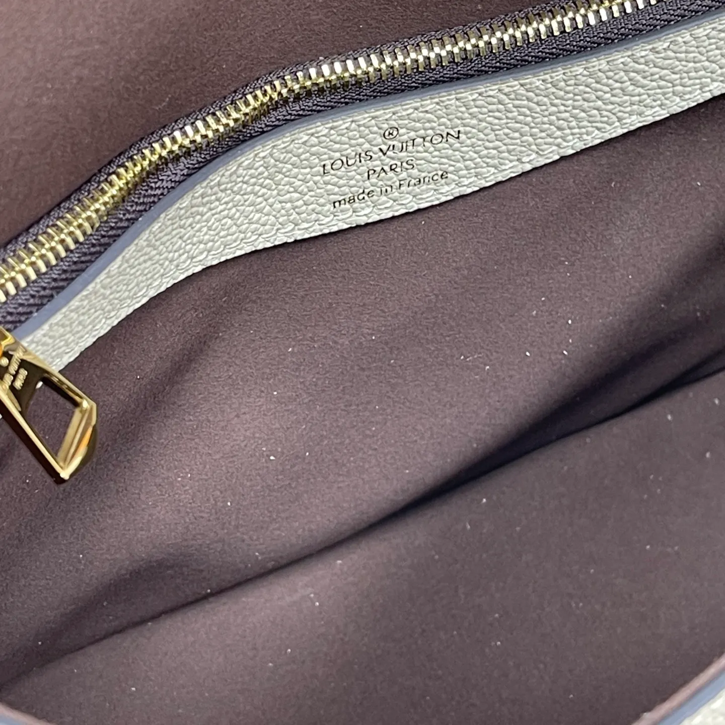 [Upgraded version] P820¥ High quality · Semi-steel hardware · Original single grade · Comes with gift box packaging 🎁Model 46388 · Diane handbag injects elegant tones into Monogram Empreinte embossed cowhide, and declares a calm style with Yingze metal parts and front buckle. The detachable leather shoulder strap allows for flexible carrying, and the detachable cross-body strap is accented by Louis Vuitton's signature texture. Dimensions 24 x 15 x 9 cm (length x height x width)