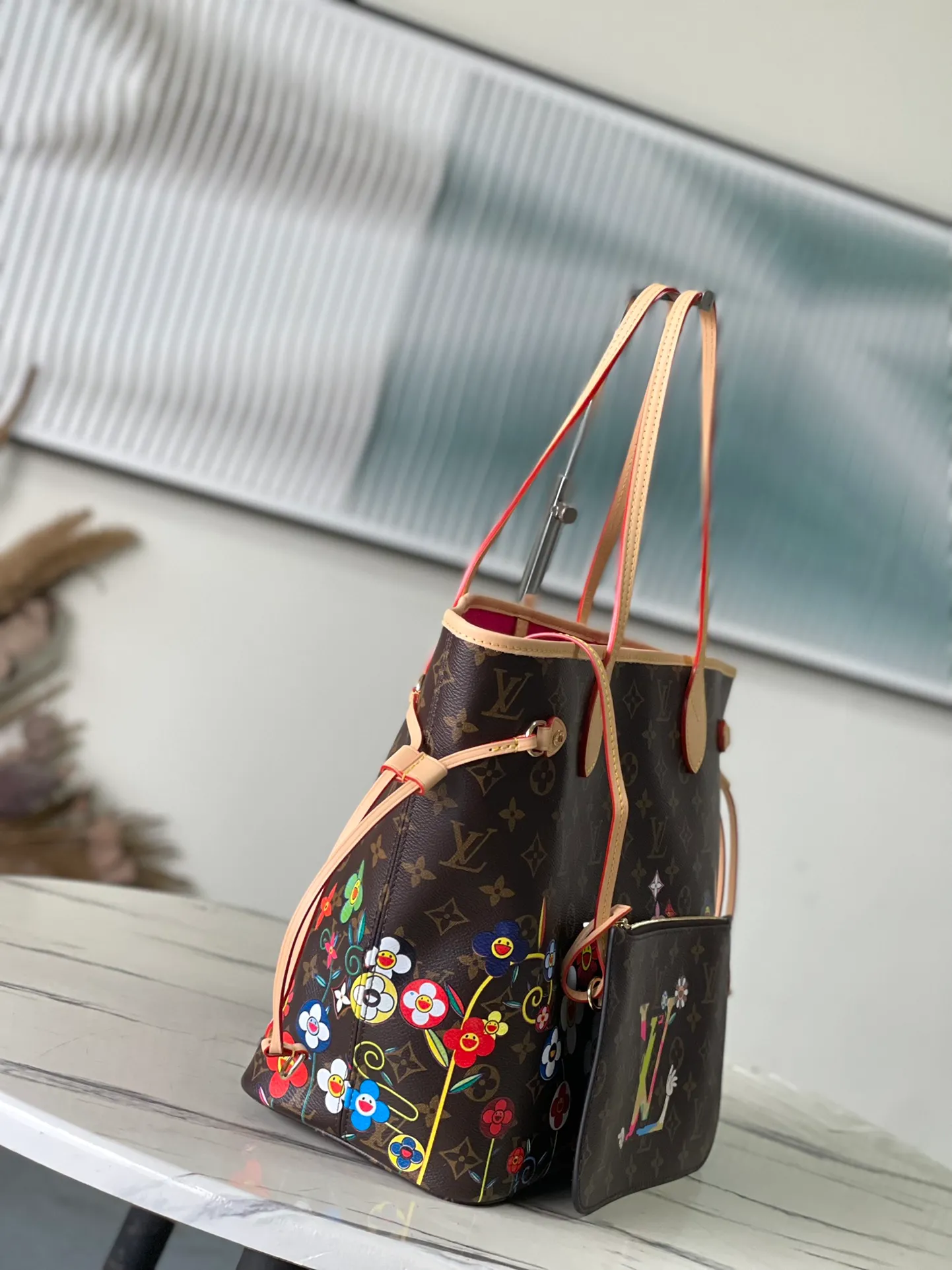 💰1040 Top Original Order M13271 This medium-sized Neverfull handbag is from the Louis Vuitton x Takashi Murakami reissue series. It uses Monogram canvas to create a spacious configuration, and then uses the smart Monogram floral pattern to interpret the artist's "super flat" aesthetic style. Cowhide leather outlines the upper edge, handles and side straps, while the fabric lining incorporates colorful stripes. An interior zip pocket and a removable storage bag complete the functional design. Dimensions: 31 × 28 × 14 cm