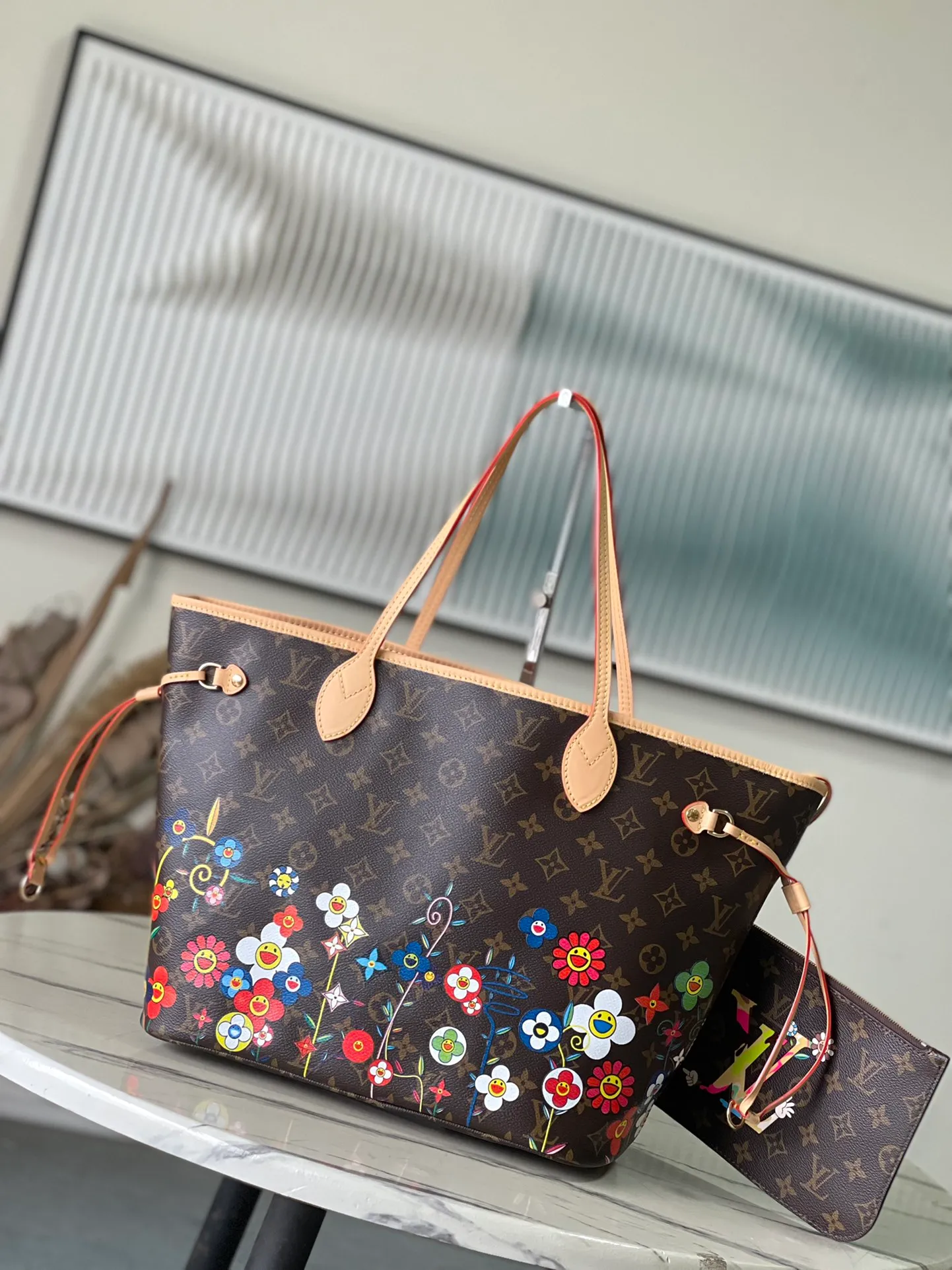 💰1040 Top Original Order M13271 This medium-sized Neverfull handbag is from the Louis Vuitton x Takashi Murakami reissue series. It uses Monogram canvas to create a spacious configuration, and then uses the smart Monogram floral pattern to interpret the artist's "super flat" aesthetic style. Cowhide leather outlines the upper edge, handles and side straps, while the fabric lining incorporates colorful stripes. An interior zip pocket and a removable storage bag complete the functional design. Dimensions: 31 × 28 × 14 cm