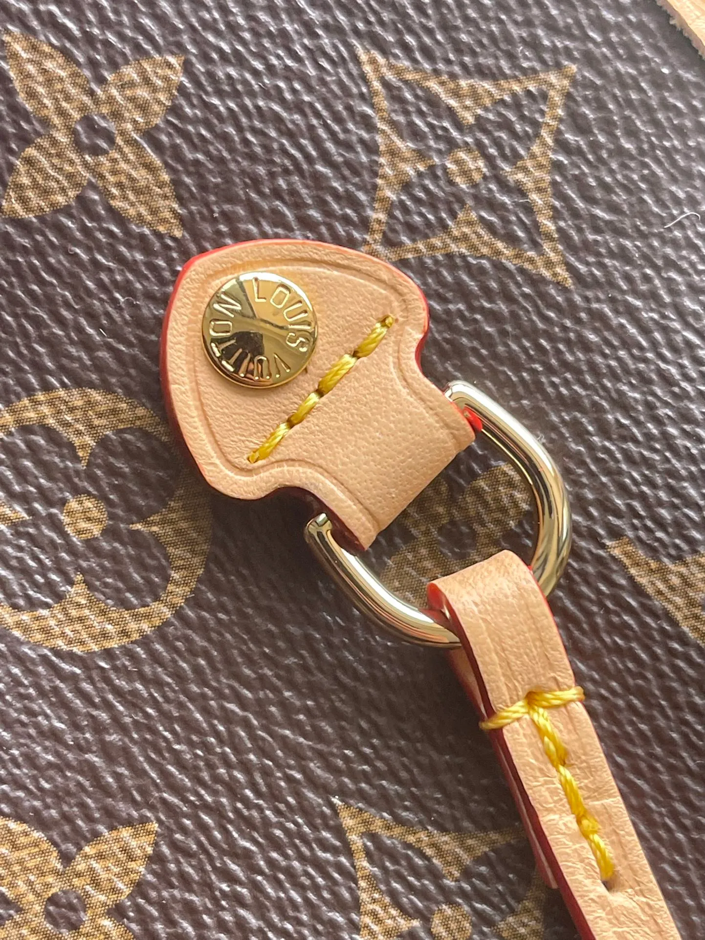💰1040 Top Original Order M13271 This medium-sized Neverfull handbag is from the Louis Vuitton x Takashi Murakami reissue series. It uses Monogram canvas to create a spacious configuration, and then uses the smart Monogram floral pattern to interpret the artist's "super flat" aesthetic style. Cowhide leather outlines the upper edge, handles and side straps, while the fabric lining incorporates colorful stripes. An interior zip pocket and a removable storage bag complete the functional design. Dimensions: 31 × 28 × 14 cm