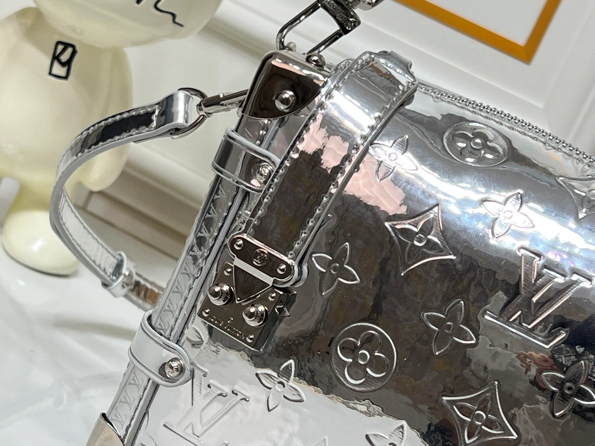 Batch 320💰M46358 M26223 silver mirror version This Side Trunk medium handbag is from the Monogram Bold series, showing artistic director Nicolas Ghesquiere's creative interpretation of Louis Vuitton's classic luggage. Smooth cow leather with embossed Monogram pattern on the bag body, metal corners and S-lock buckle to highlight the signature touch, detachable long shoulder strap for flexible carrying Dimensions: 23.5X16X8.5 cm