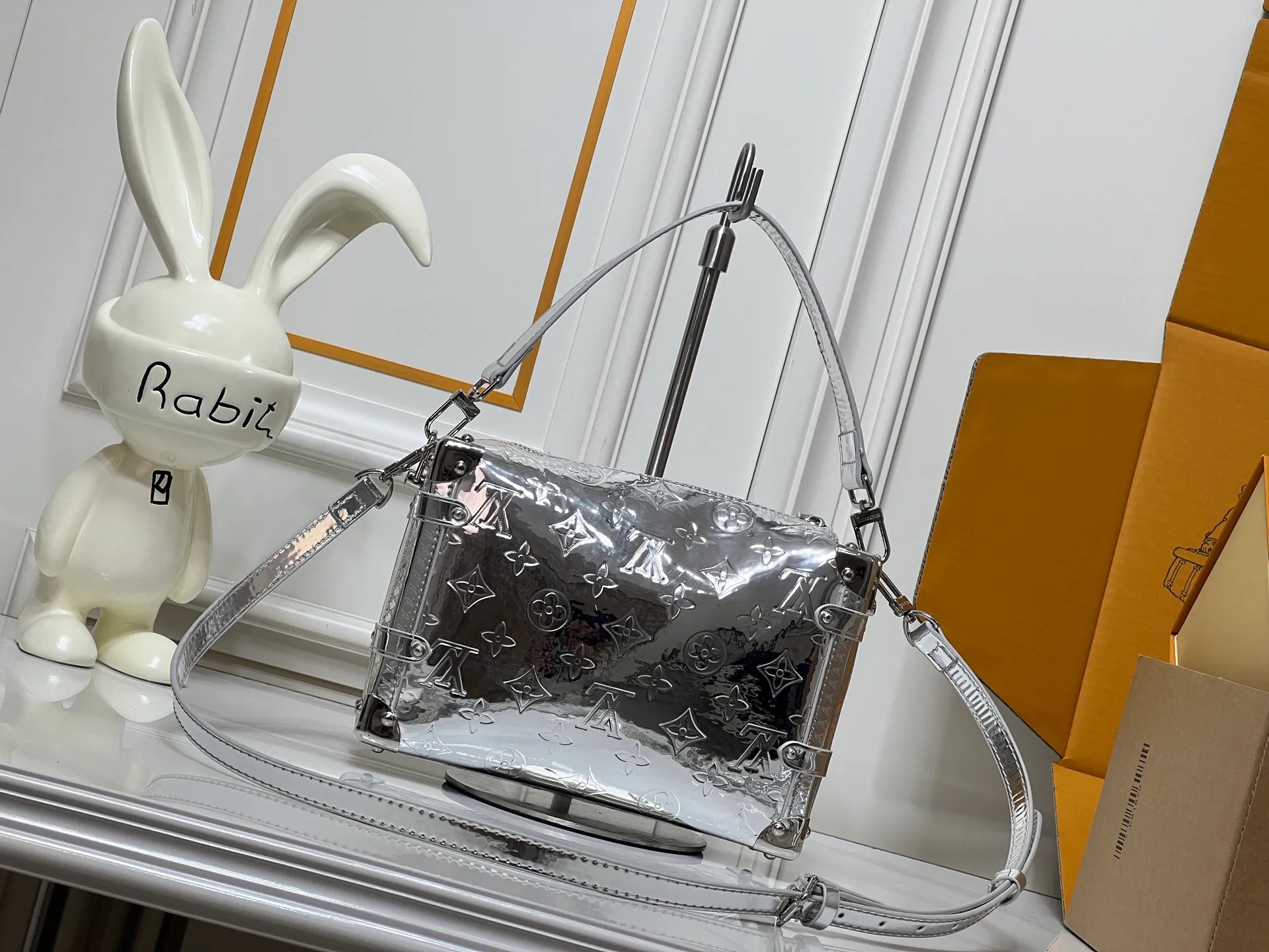 Batch 320💰M46358 M26223 silver mirror version This Side Trunk medium handbag is from the Monogram Bold series, showing artistic director Nicolas Ghesquiere's creative interpretation of Louis Vuitton's classic luggage. Smooth cow leather with embossed Monogram pattern on the bag body, metal corners and S-lock buckle to highlight the signature touch, detachable long shoulder strap for flexible carrying Dimensions: 23.5X16X8.5 cm