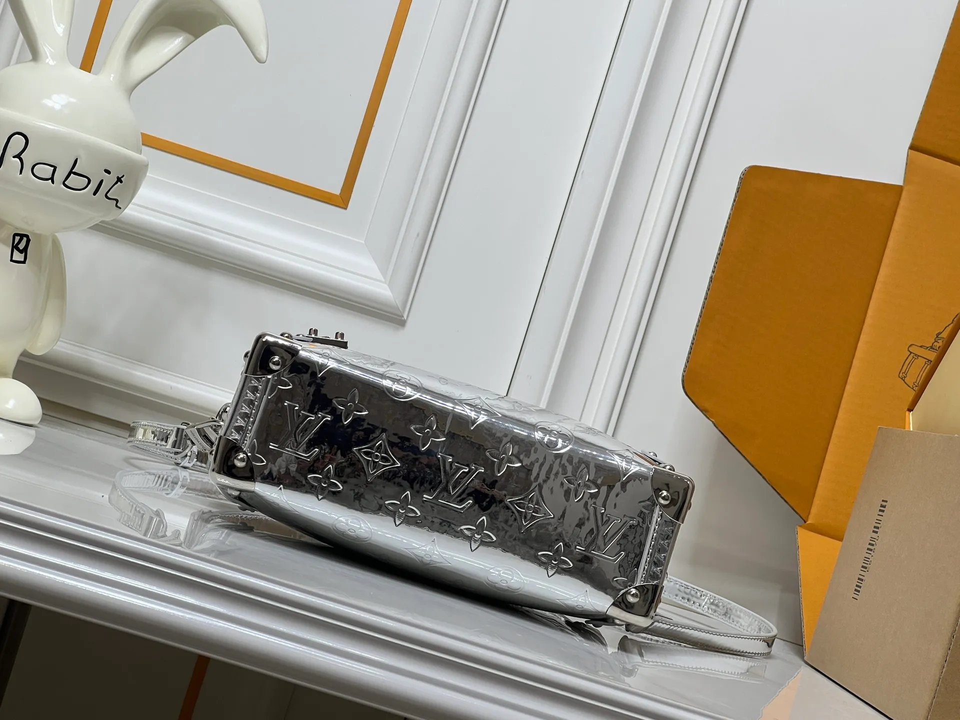 Batch 320💰M46358 M26223 silver mirror version This Side Trunk medium handbag is from the Monogram Bold series, showing artistic director Nicolas Ghesquiere's creative interpretation of Louis Vuitton's classic luggage. Smooth cow leather with embossed Monogram pattern on the bag body, metal corners and S-lock buckle to highlight the signature touch, detachable long shoulder strap for flexible carrying Dimensions: 23.5X16X8.5 cm