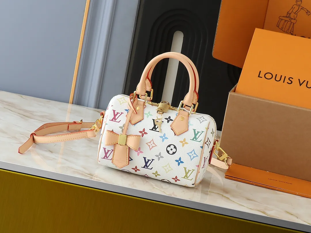 💰260💰Upgraded from the original version, this M46234 M46222 Speedy Bandoulière 20 handbag is made of soft coated canvas, with the full-length Monogram pattern traced in colorful rainbow tones, highlighting the smart style of the Louis Vuitton x Murakami reissue series. The Toron handle and detachable shoulder strap are constructed of cow leather, the metal corners recall classic luggage elements, and the bow-shaped key bag and padlock add brand touches. Dimensions: 20.5 x 13.5 x 12.0 cm (length x height x width)