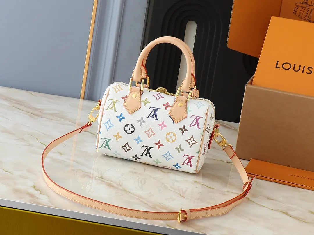 💰260💰Upgraded from the original version, this M46234 M46222 Speedy Bandoulière 20 handbag is made of soft coated canvas, with the full-length Monogram pattern traced in colorful rainbow tones, highlighting the smart style of the Louis Vuitton x Murakami reissue series. The Toron handle and detachable shoulder strap are constructed of cow leather, the metal corners recall classic luggage elements, and the bow-shaped key bag and padlock add brand touches. Dimensions: 20.5 x 13.5 x 12.0 cm (length x height x width)