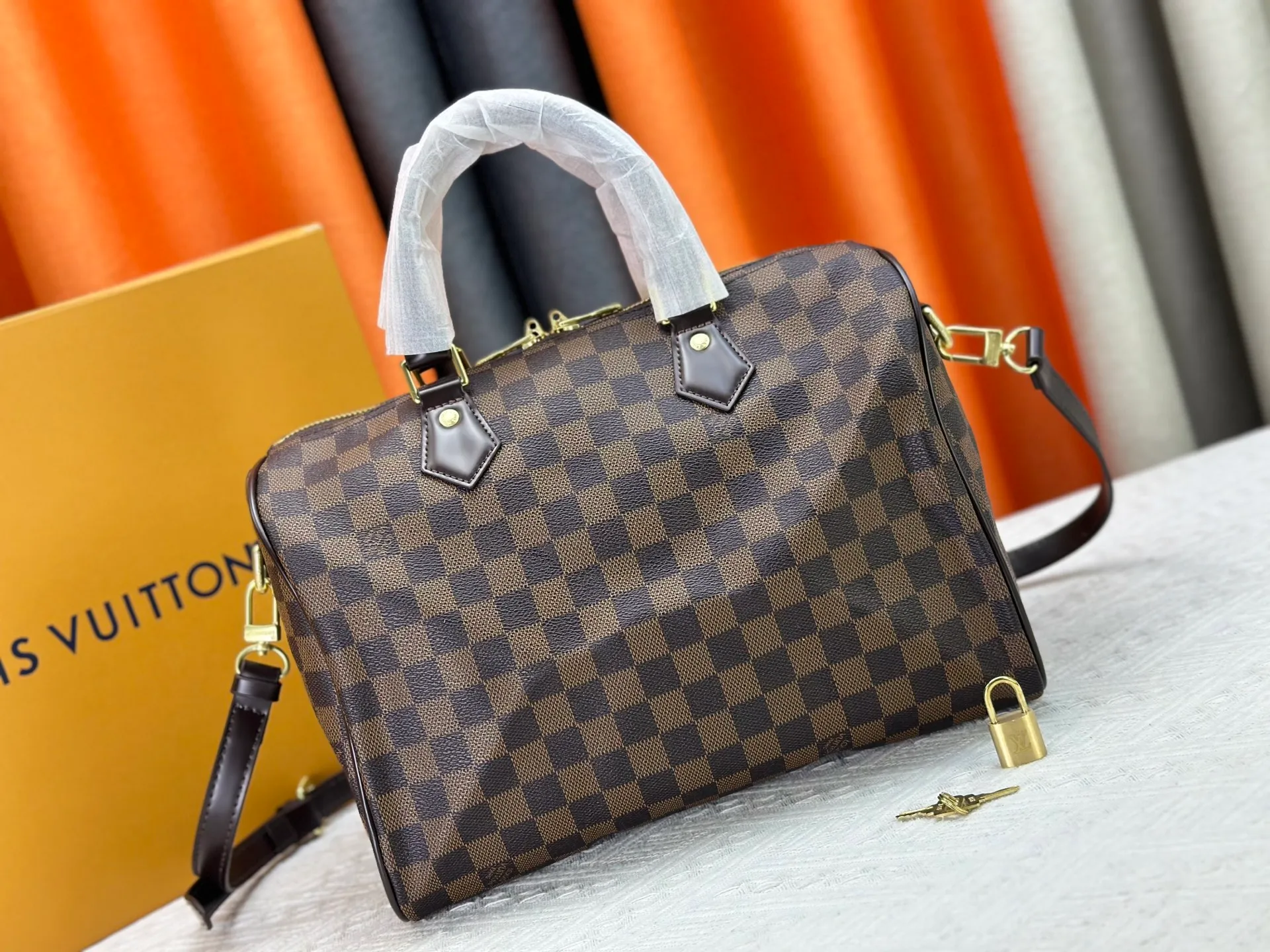 P240 P250 P260 High-definition shooting quality as shown in the picture. Good quality, full of positive reputation! Highly recommended Speedy fashion hot model, classic Monogram canvas➕imported Italian discolored yellow leather trim➕high-end original hardware➕adjustable shoulder strap lock. It feels soft, highly practical, and can be called a classic. The upper body is super elegant. Brand: LouisVuitton! Model: Small 40390/Medium 40391/Large 40392! Material: Imported original leather! Size: small size 25*19*15, medium size 30*21*17, large size 35*23*18,